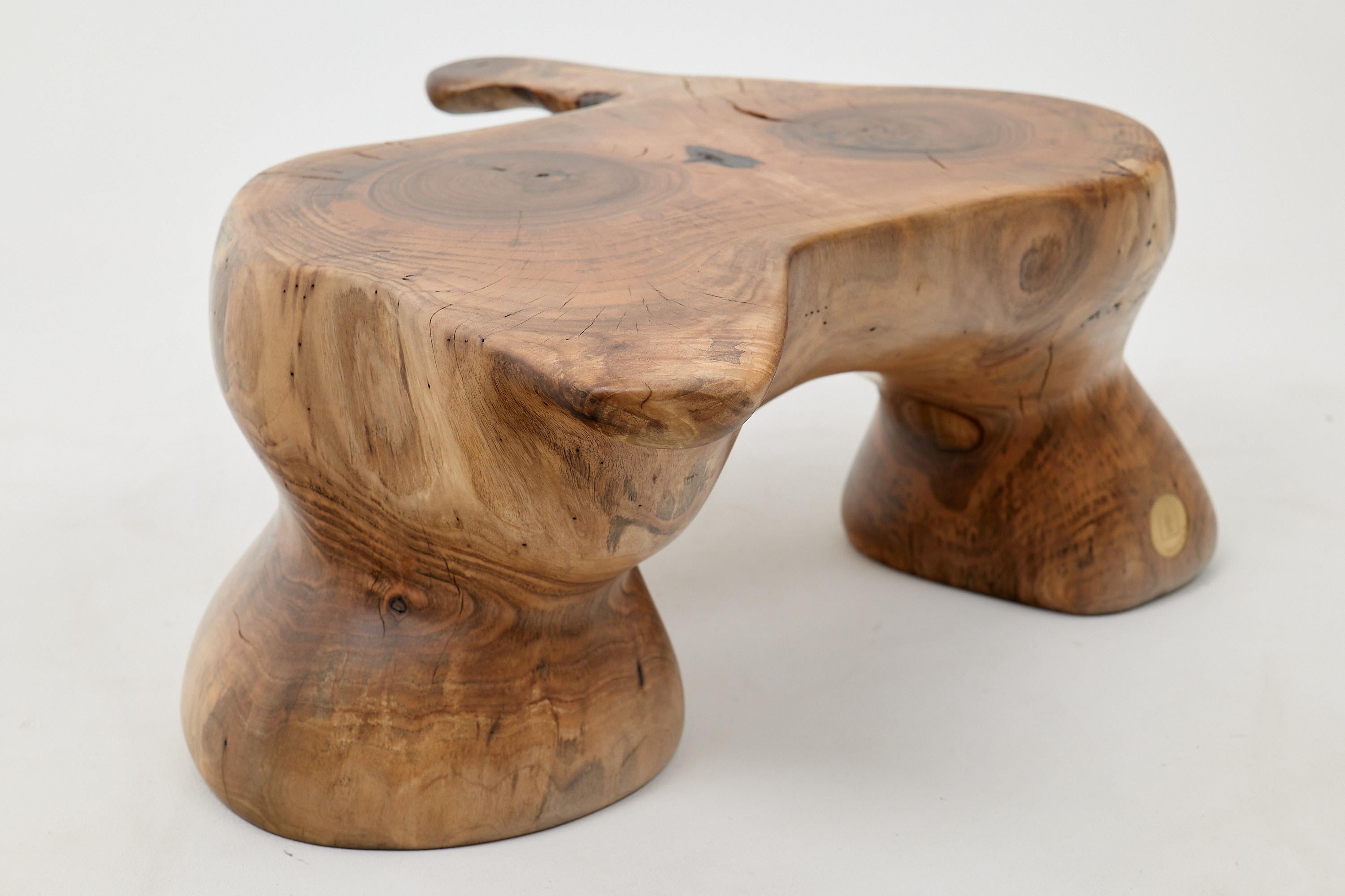 Logniture, Mesa Auxiliar Escultórica de Madera Maciza de Nogal, Original Diseño Contemporáneo en venta 8