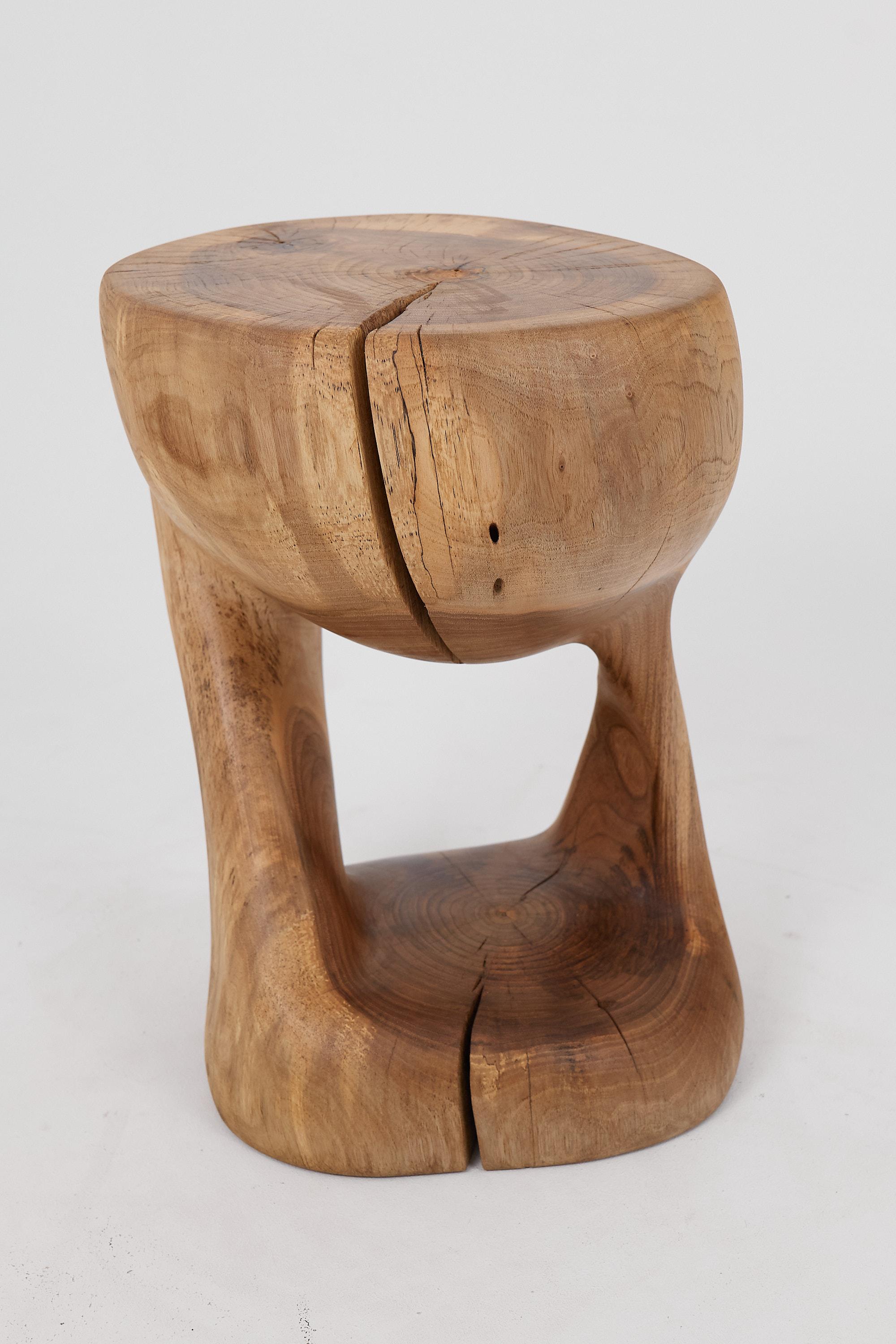 Logniture, Mesa Auxiliar Escultórica de Madera Maciza de Nogal, Original Diseño Contemporáneo 8