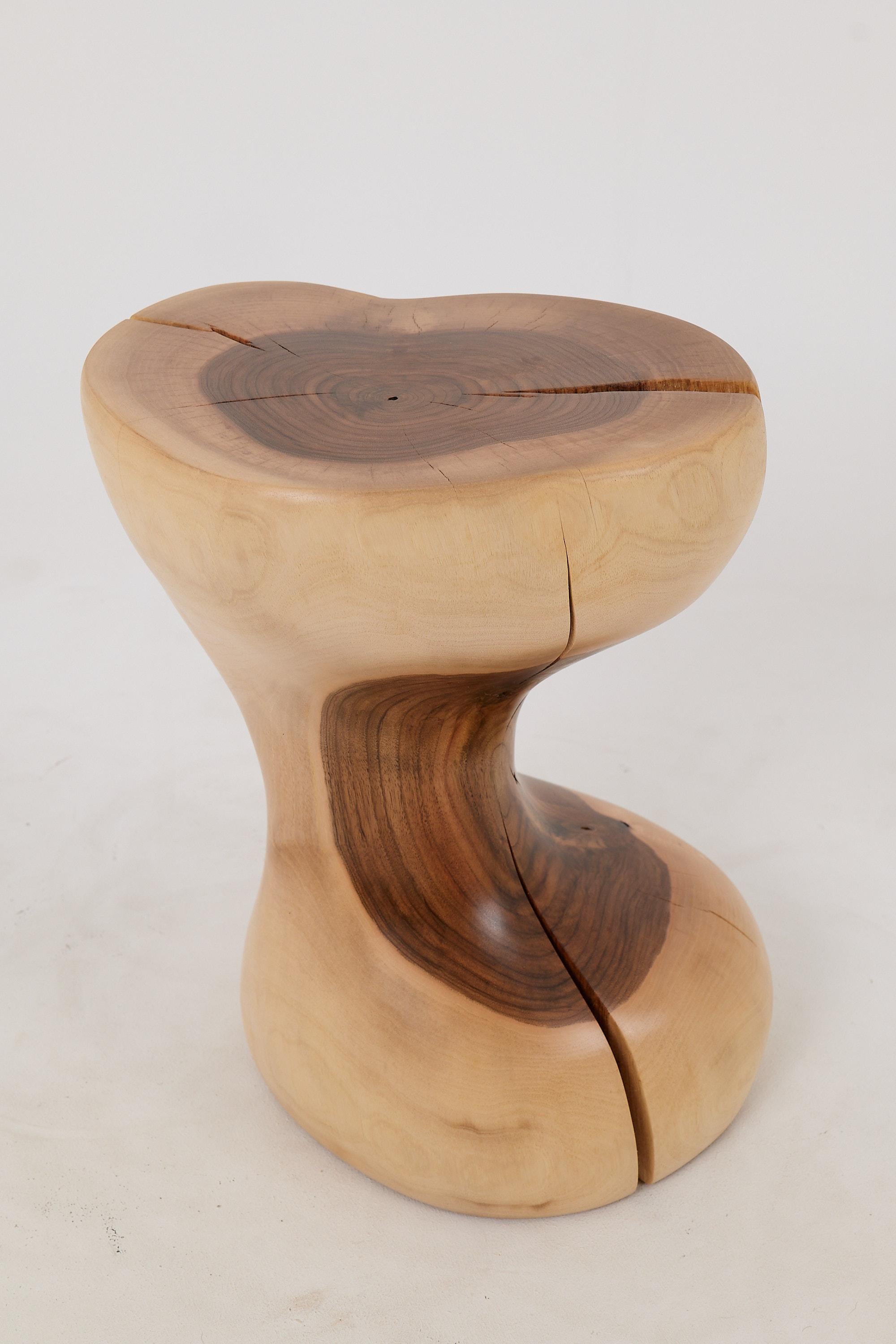Logniture, Mesa Auxiliar Escultórica de Madera Maciza de Nogal, Original Diseño Contemporáneo en venta 8