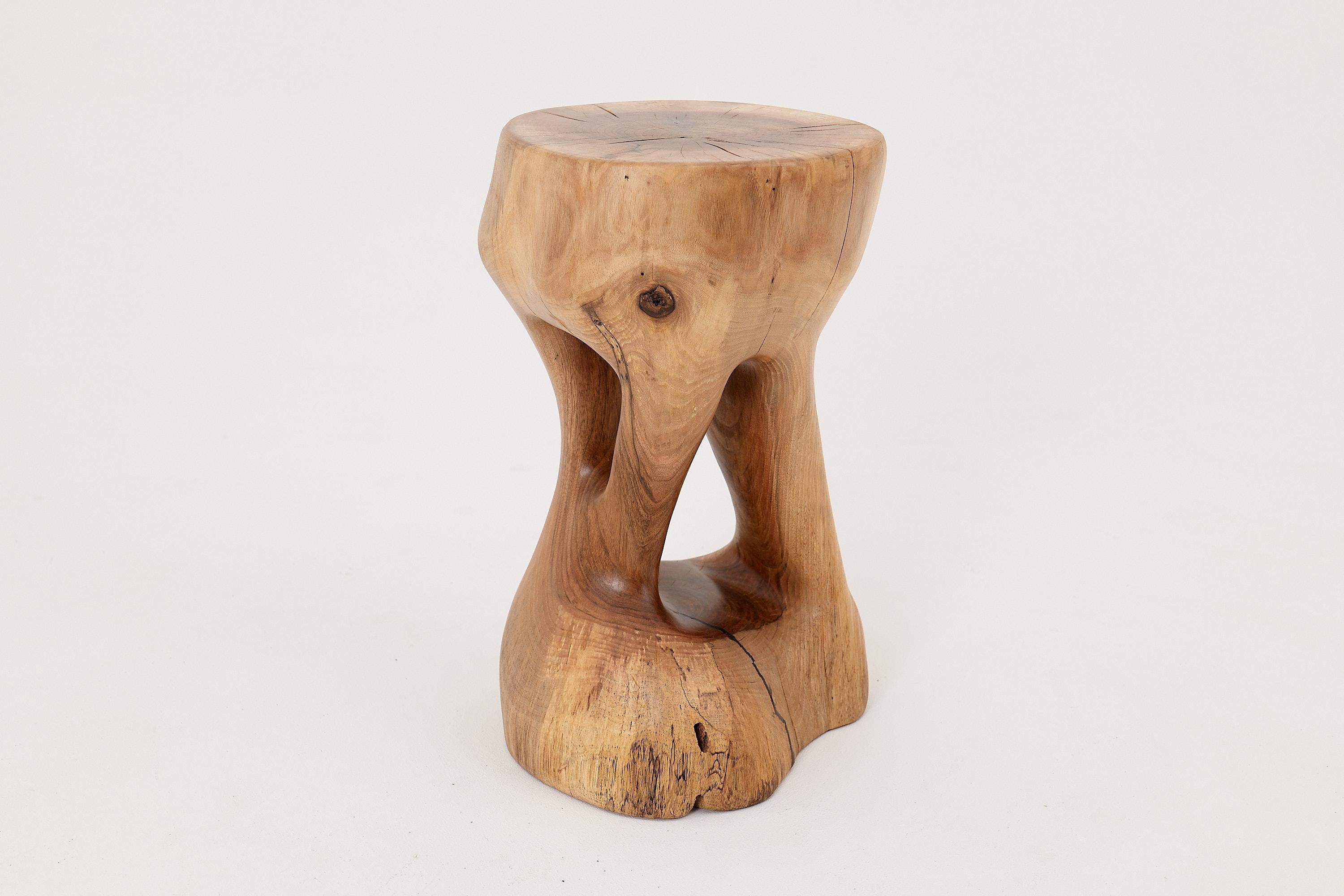 Logniture, Tavolino scultoreo in legno massiccio di noce, design contemporaneo originale in vendita 7