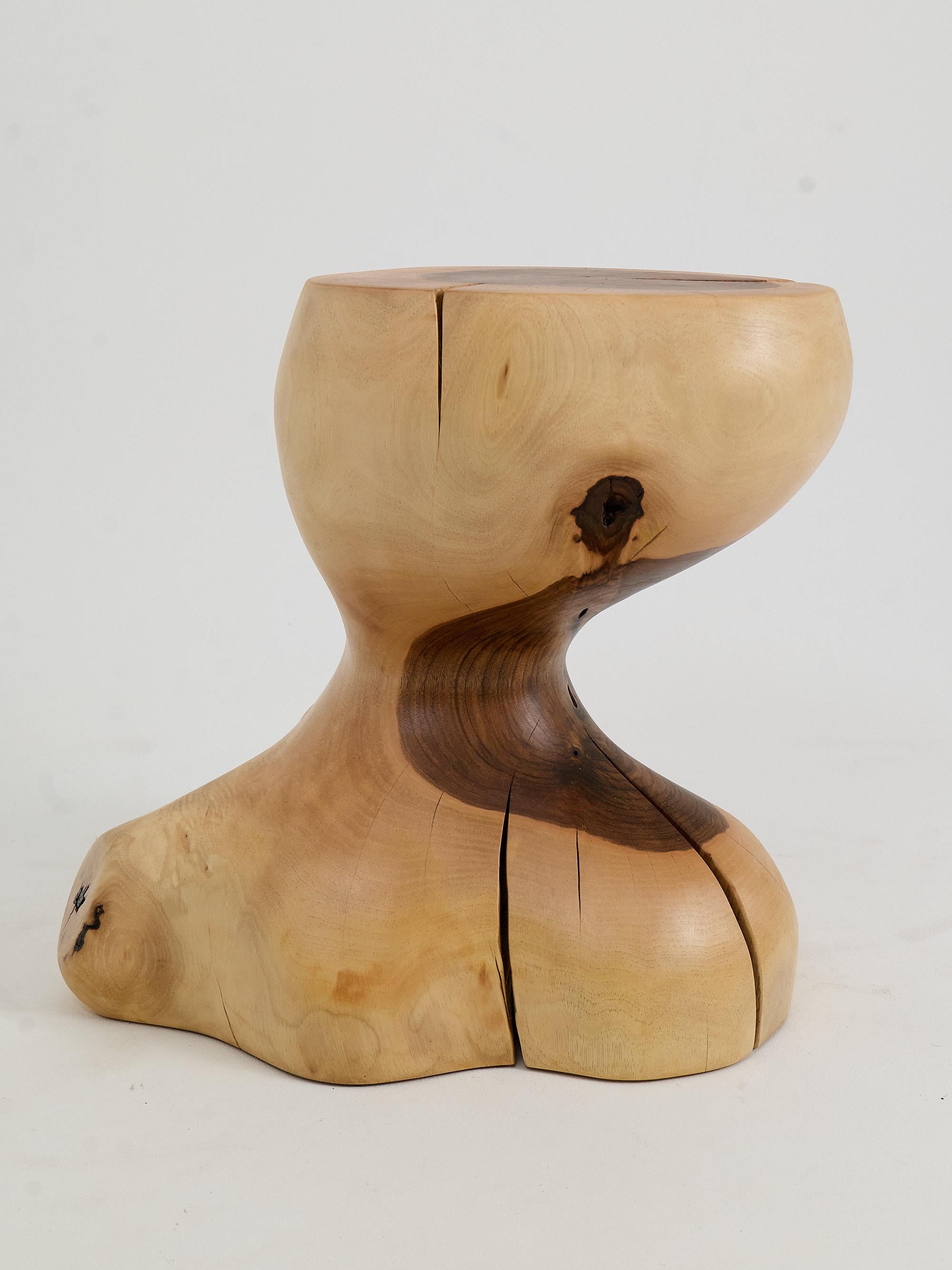 Logniture, Mesa Auxiliar Escultórica de Madera Maciza de Nogal, Original Diseño Contemporáneo en venta 9