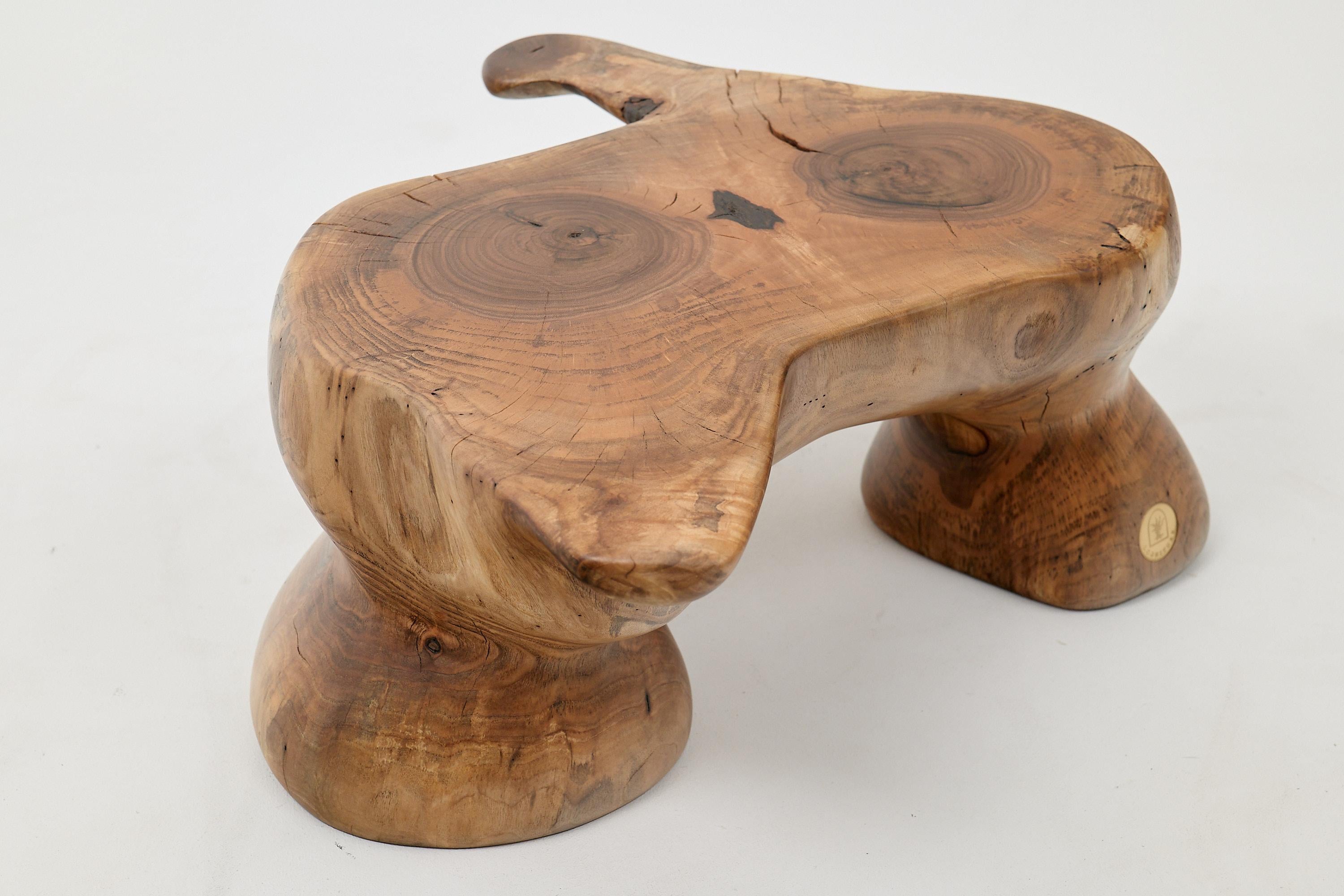 Logniture, Mesa Auxiliar Escultórica de Madera Maciza de Nogal, Original Diseño Contemporáneo en venta 9