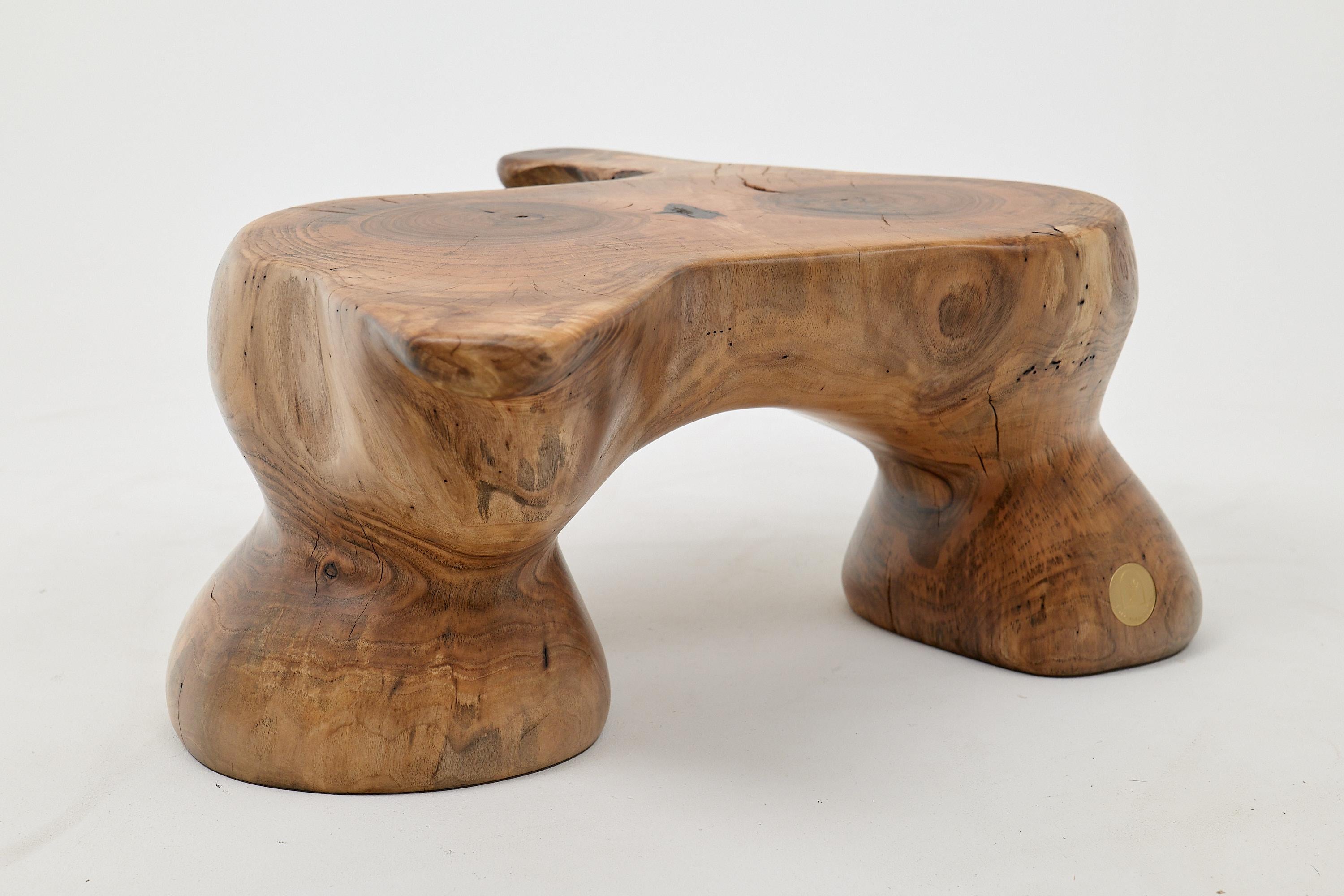 Logniture, Mesa Auxiliar Escultórica de Madera Maciza de Nogal, Original Diseño Contemporáneo en venta 10