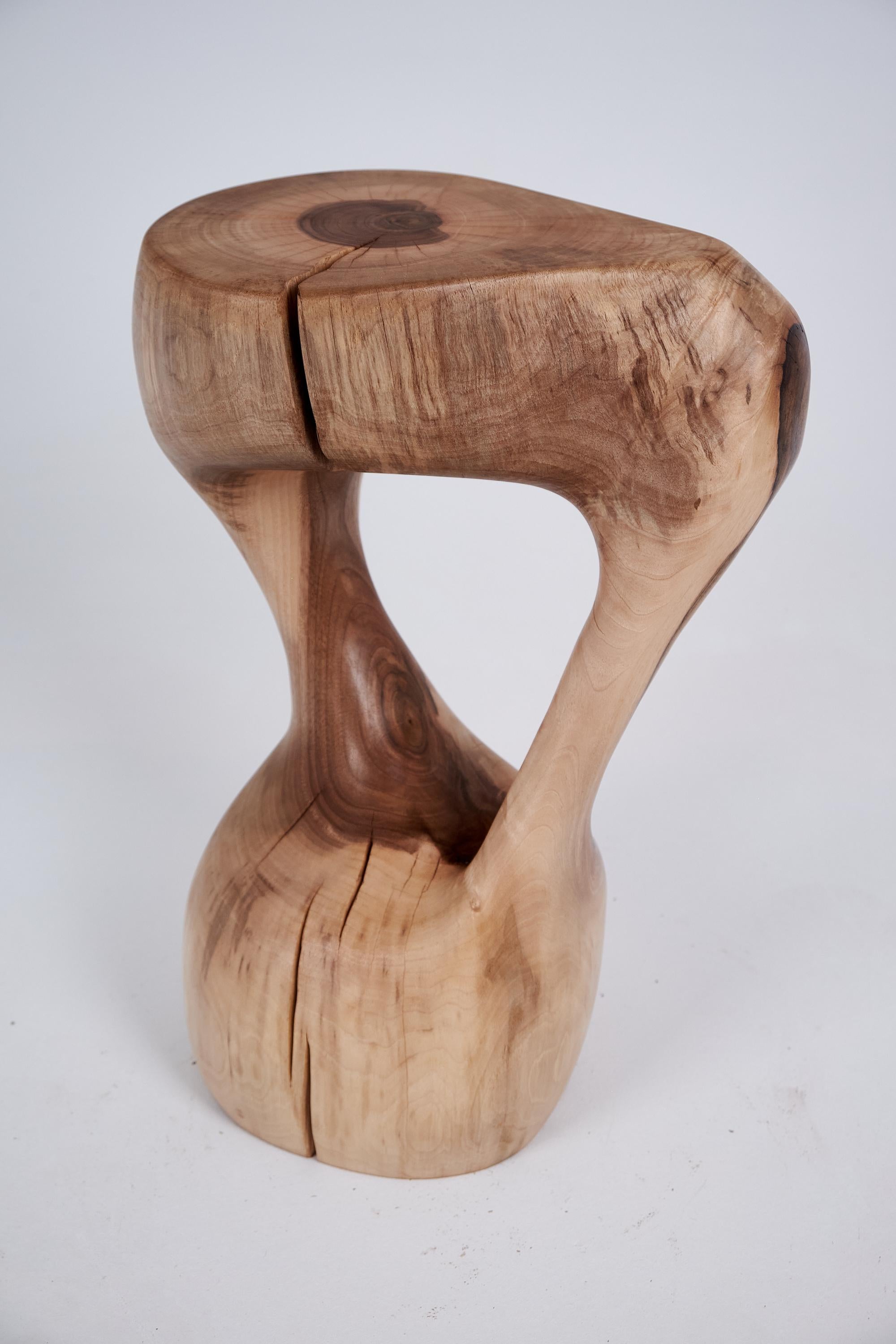 Escultura funcional única de madera tallada con motosierra, utilizable como mesa auxiliar. Tallado a partir de una sola pieza de madera y protegido con aceites de la más alta calidad, lo que garantiza su durabilidad durante generaciones. Natural,