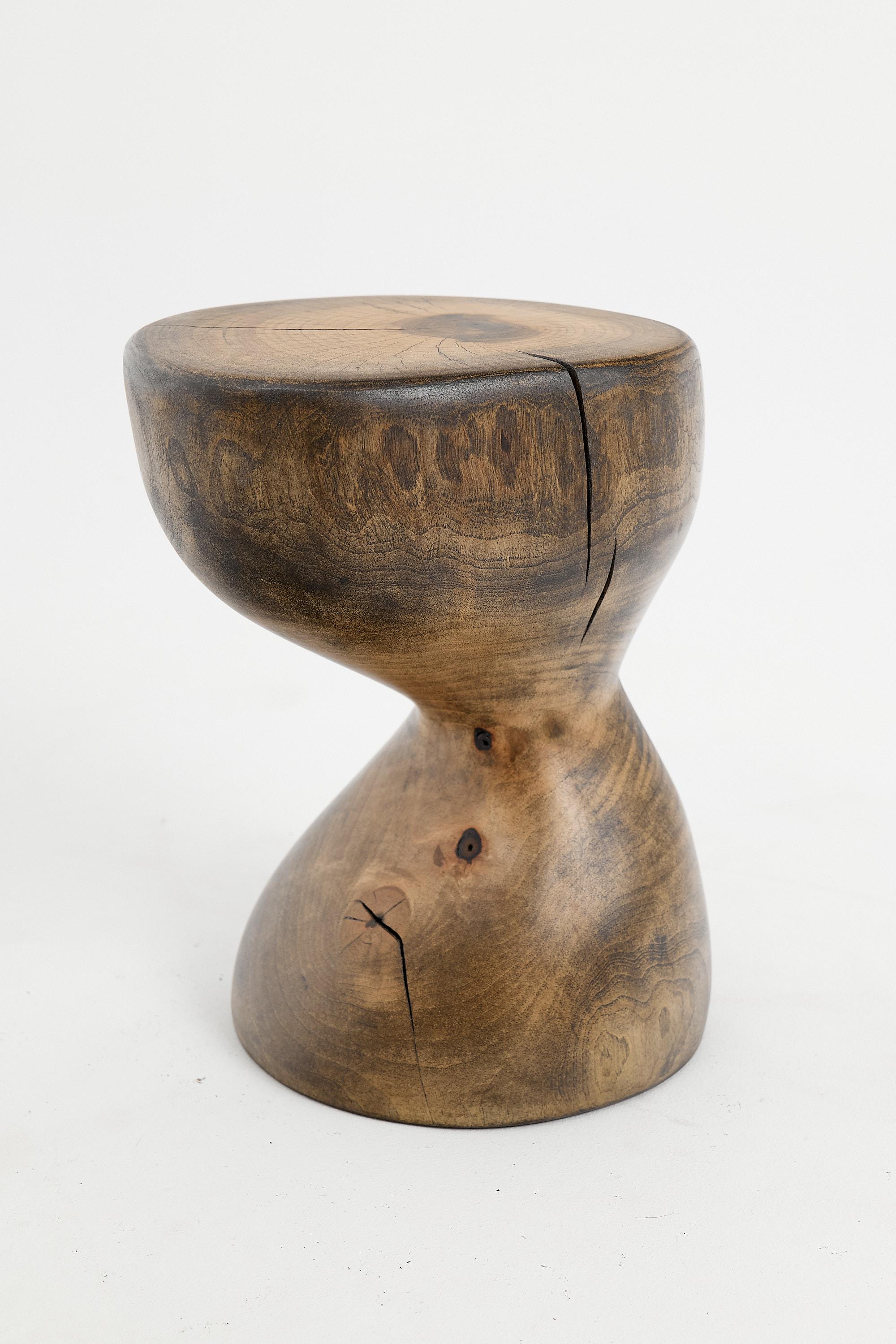 Escultura funcional única de madera tallada con motosierra, utilizable como mesa auxiliar o taburete. Tallado a partir de una sola pieza de madera de nogal y protegido con aceites de la más alta calidad, lo que garantiza su durabilidad durante