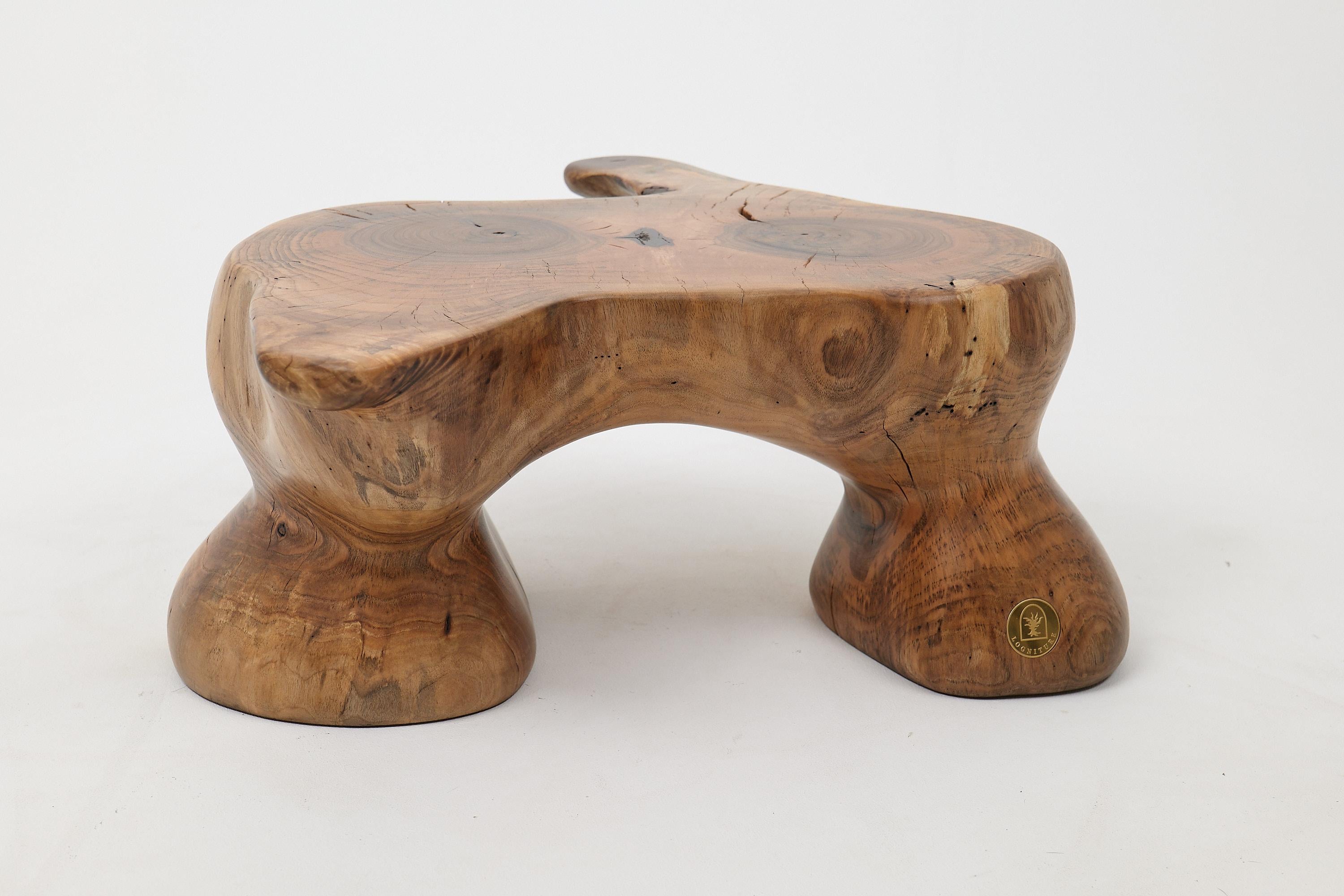Escultura funcional única de madera tallada con motosierra, utilizable como mesa auxiliar. Tallado a partir de una sola pieza de madera y protegido con aceites de la más alta calidad, lo que garantiza su durabilidad durante generaciones. Natural,