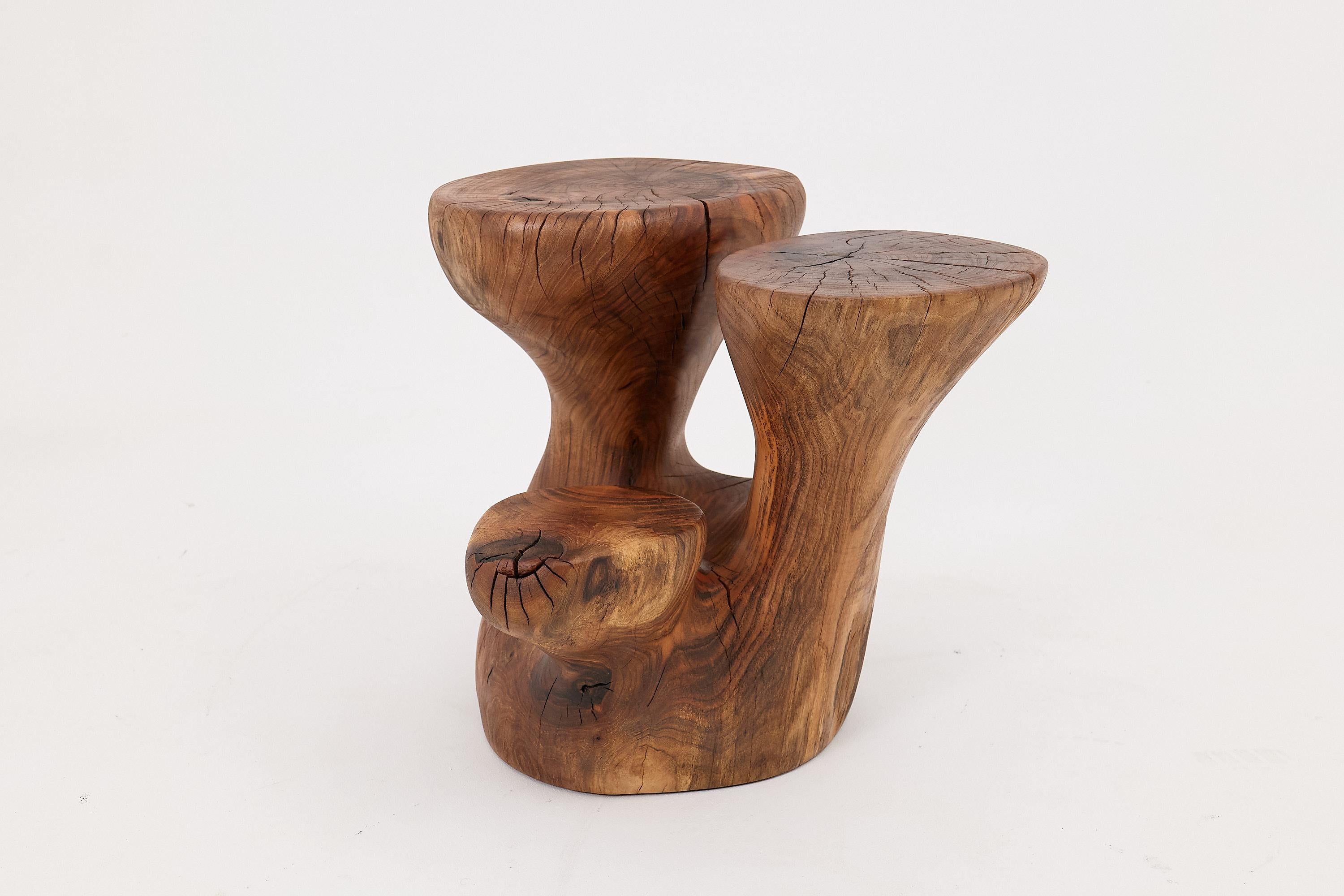Le tabouret/table d'appoint en noyer fait à la main illustre la beauté de l'artisanat avec son design élégamment incurvé. Chaque courbe est méticuleusement façonnée pour offrir non seulement un attrait esthétique, mais aussi un confort et une
