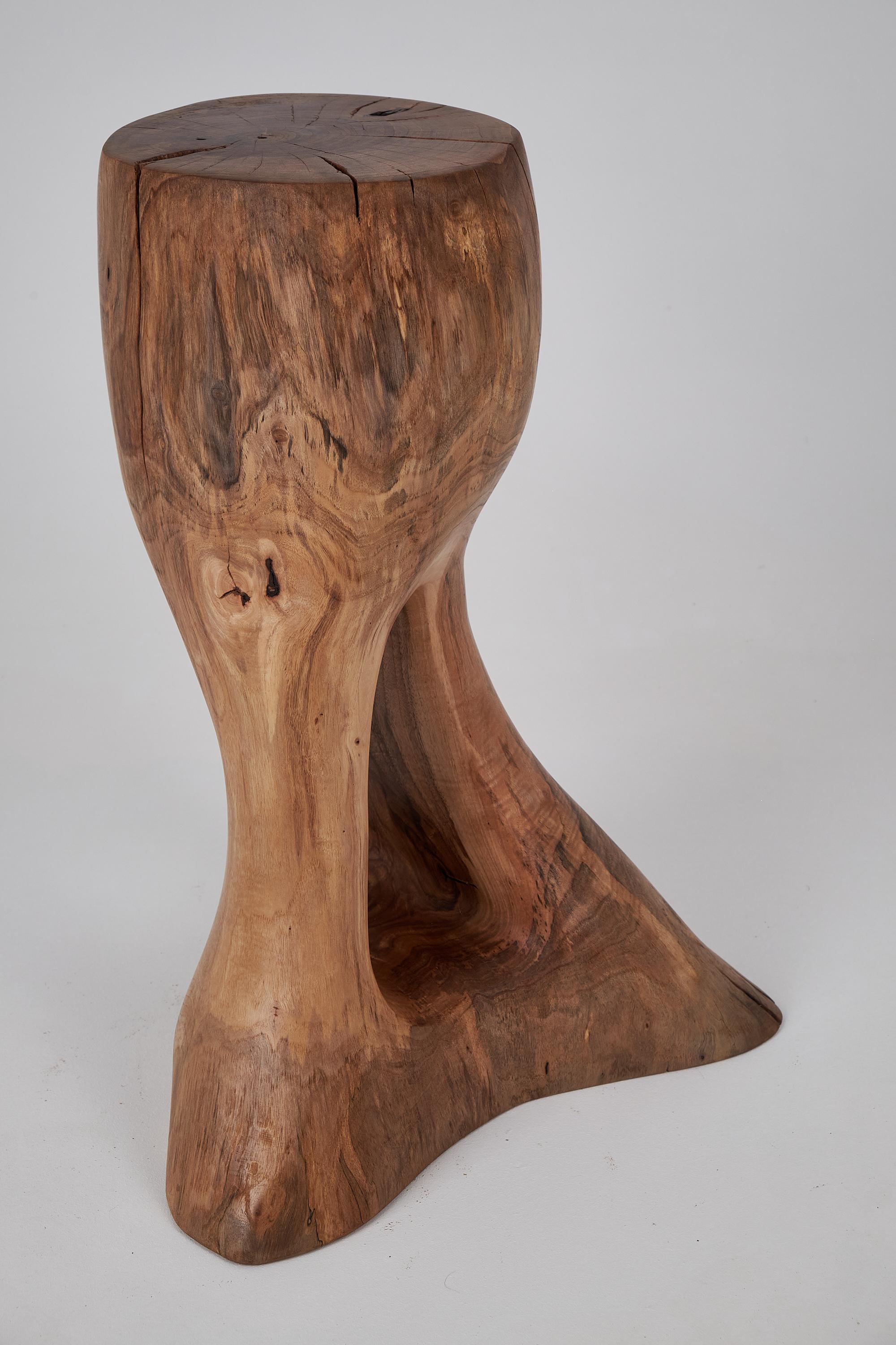 Logniture, Skulpturaler Beistelltisch aus massivem Walnussholz, Original Contemporary Design (Brutalismus) im Angebot