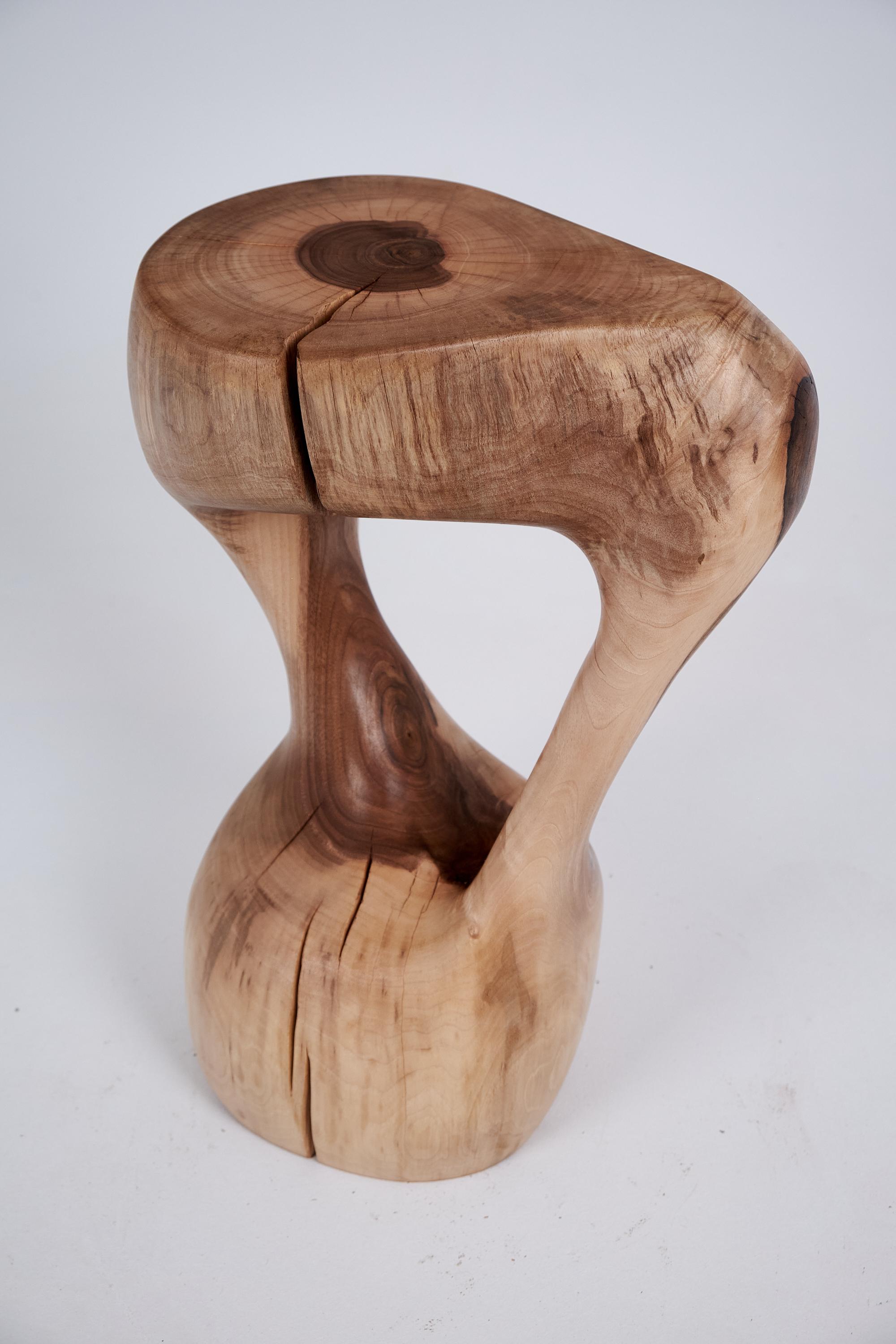 Logniture, Mesa Auxiliar Escultórica de Madera Maciza de Nogal, Original Diseño Contemporáneo Brutalista
