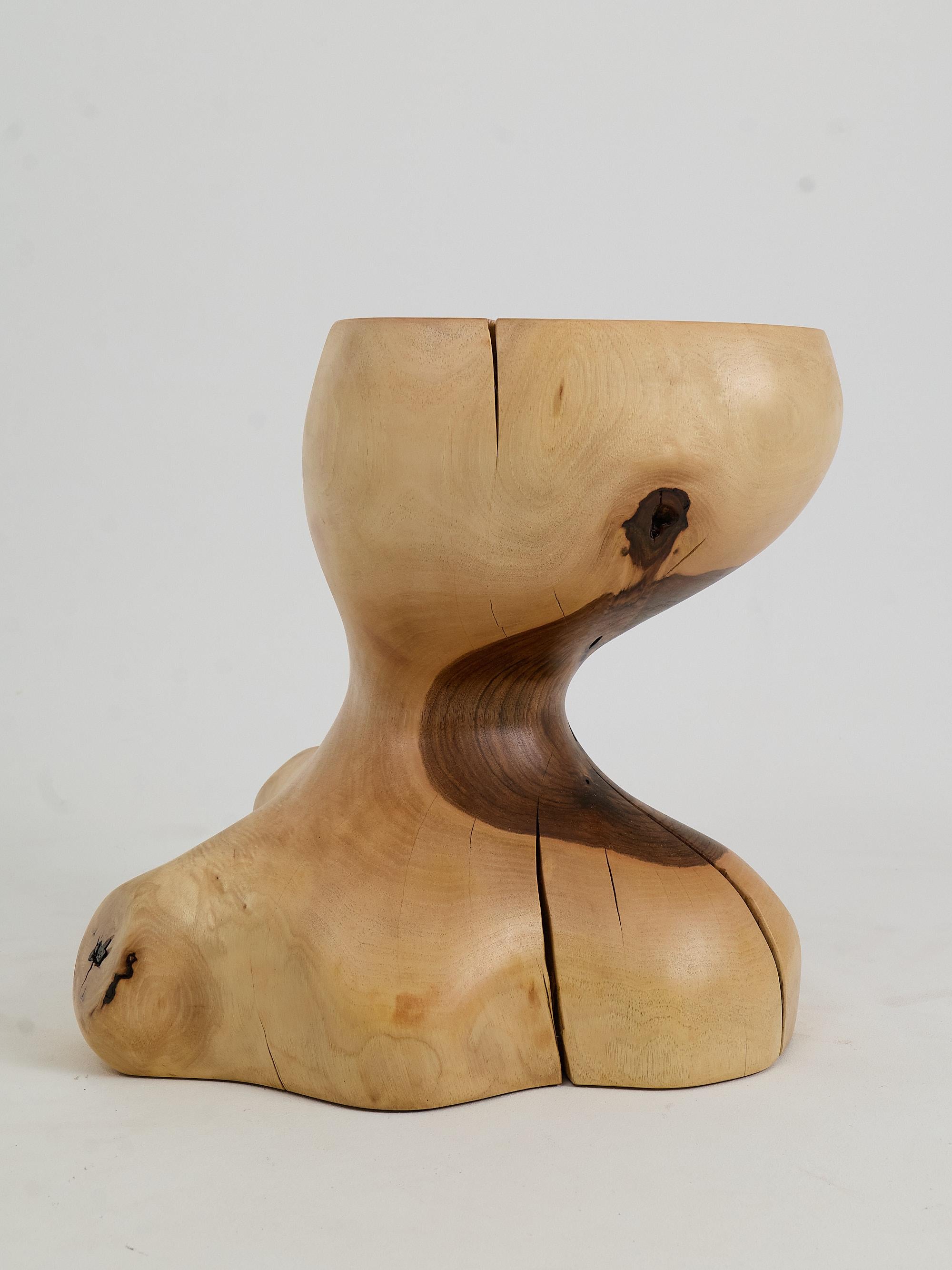 Logniture, Mesa Auxiliar Escultórica de Madera Maciza de Nogal, Original Diseño Contemporáneo Brutalista en venta