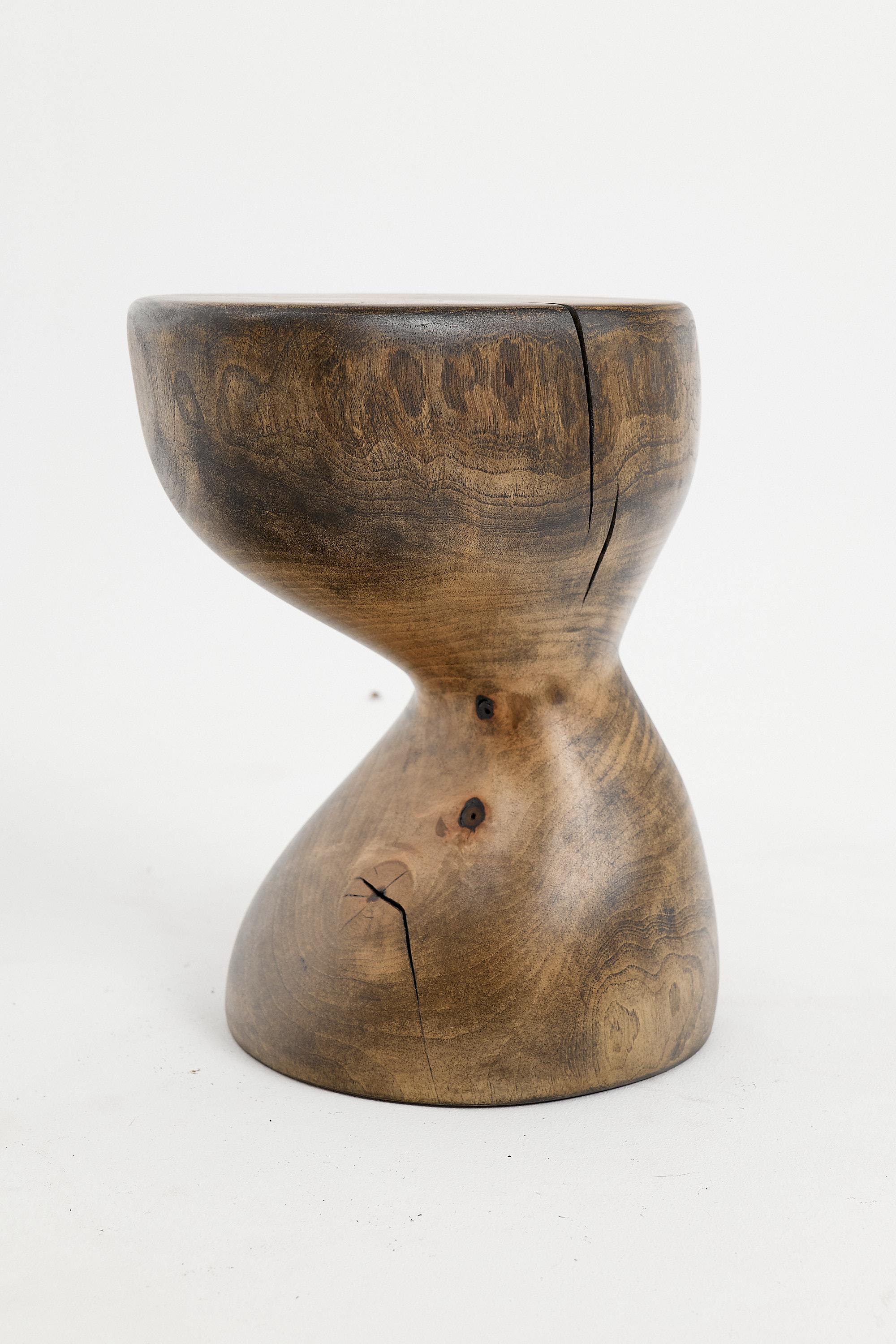 Logniture, Mesa Auxiliar Escultórica de Madera Maciza de Nogal, Original Diseño Contemporáneo Brutalista en venta