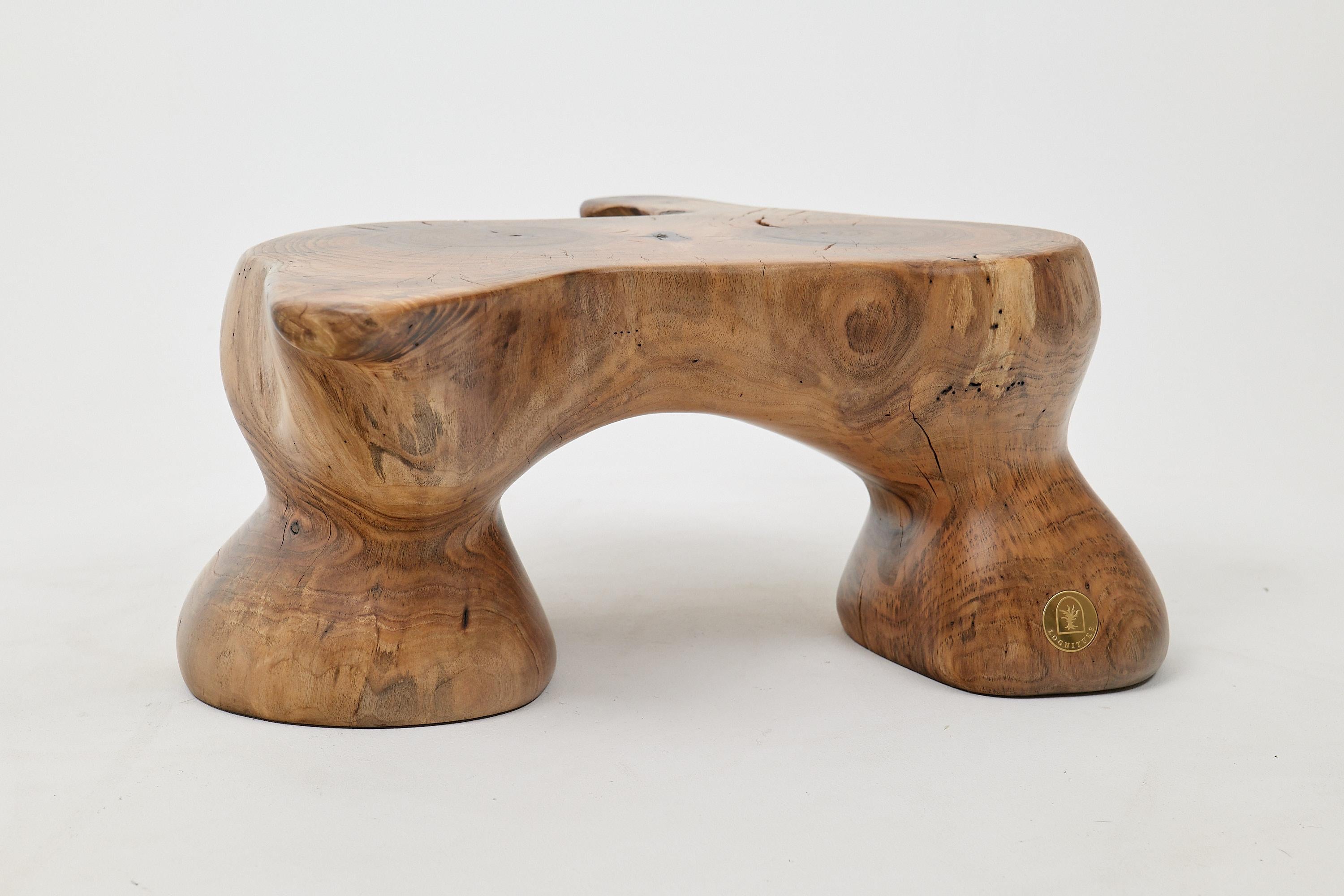 Logniture, Mesa Auxiliar Escultórica de Madera Maciza de Nogal, Original Diseño Contemporáneo Brutalista en venta