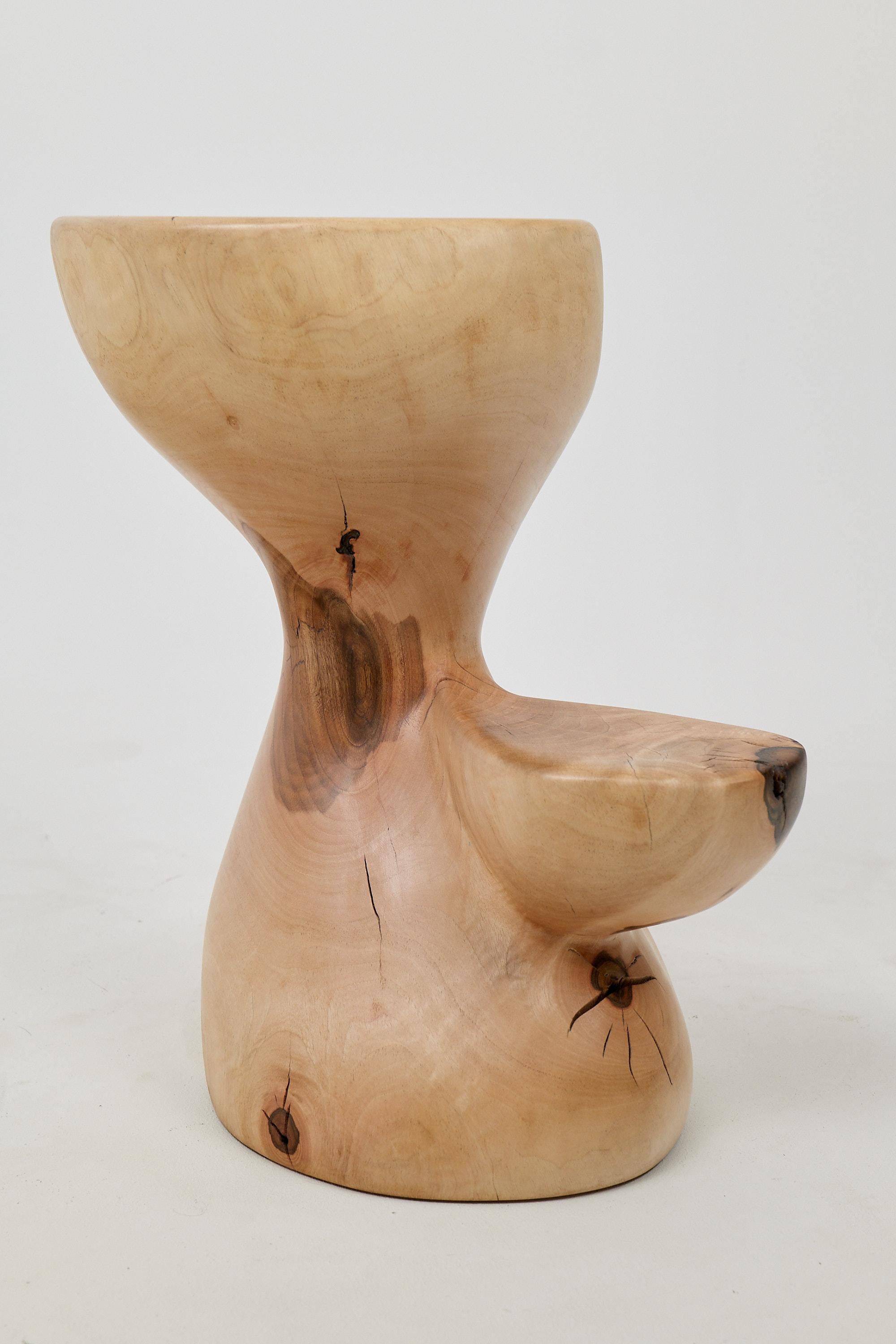 Logniture, Mesa Auxiliar Escultórica de Madera Maciza de Nogal, Original Diseño Contemporáneo Brutalista en venta