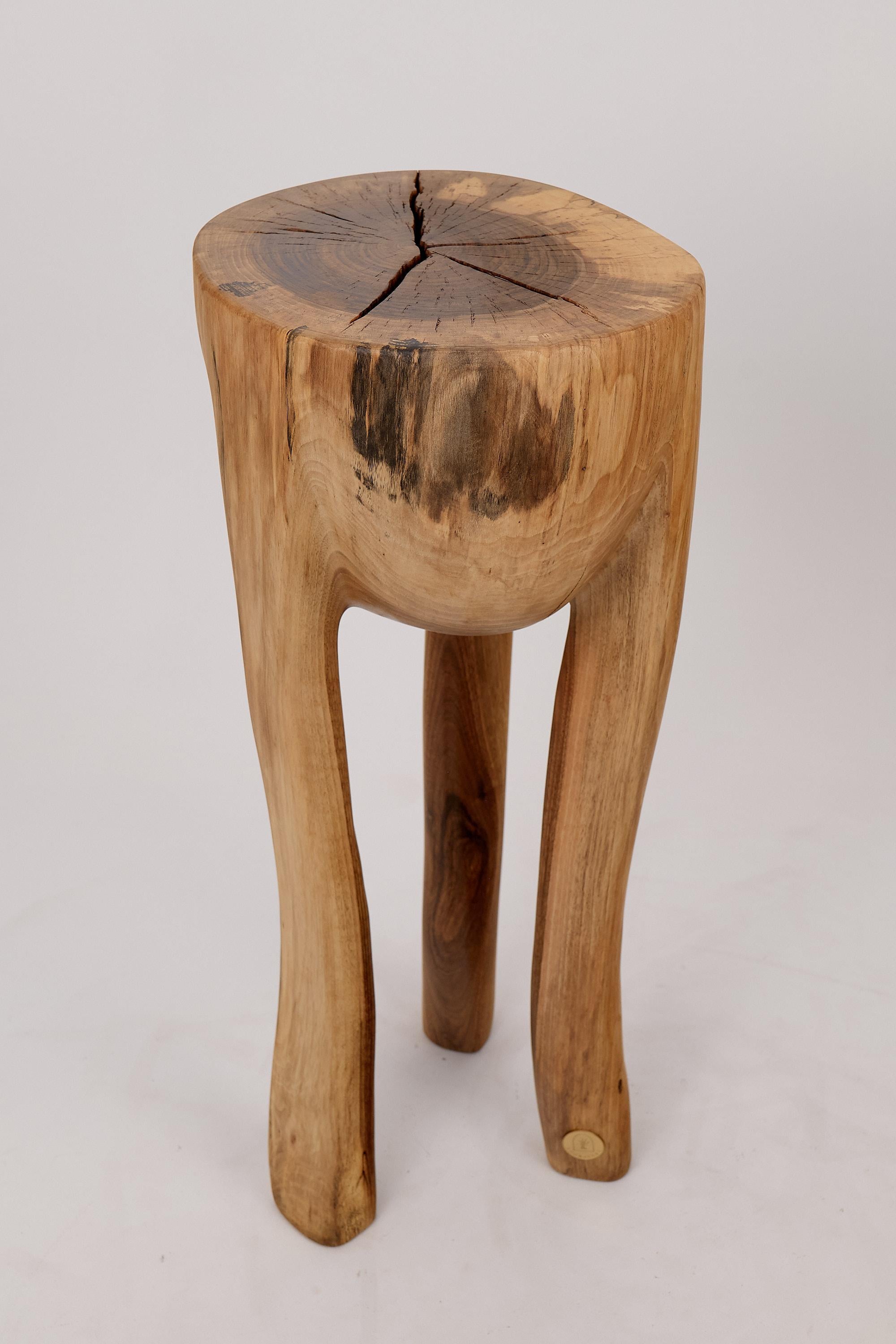 Logniture, Skulpturaler Beistelltisch aus massivem Walnussholz, Original Contemporary Design (Brutalismus) im Angebot
