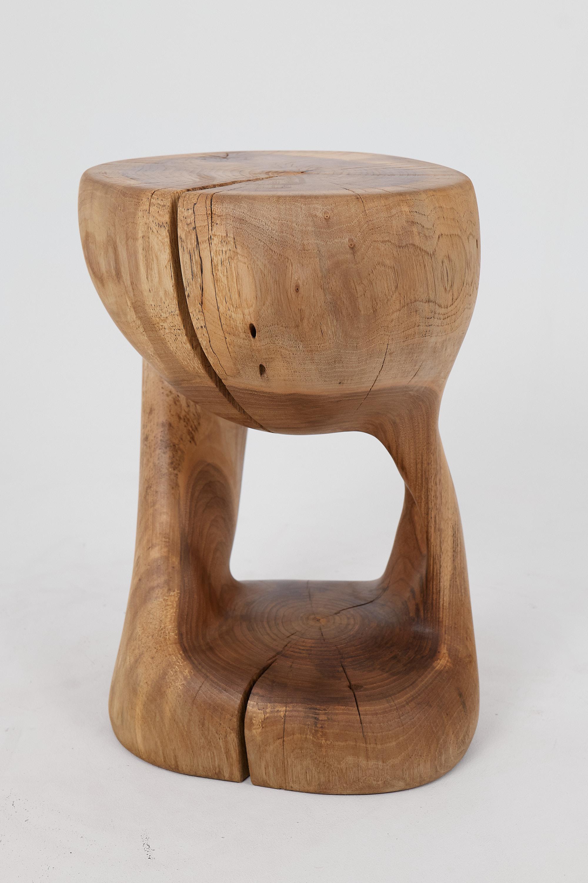 Logniture, Mesa Auxiliar Escultórica de Madera Maciza de Nogal, Original Diseño Contemporáneo Brutalista