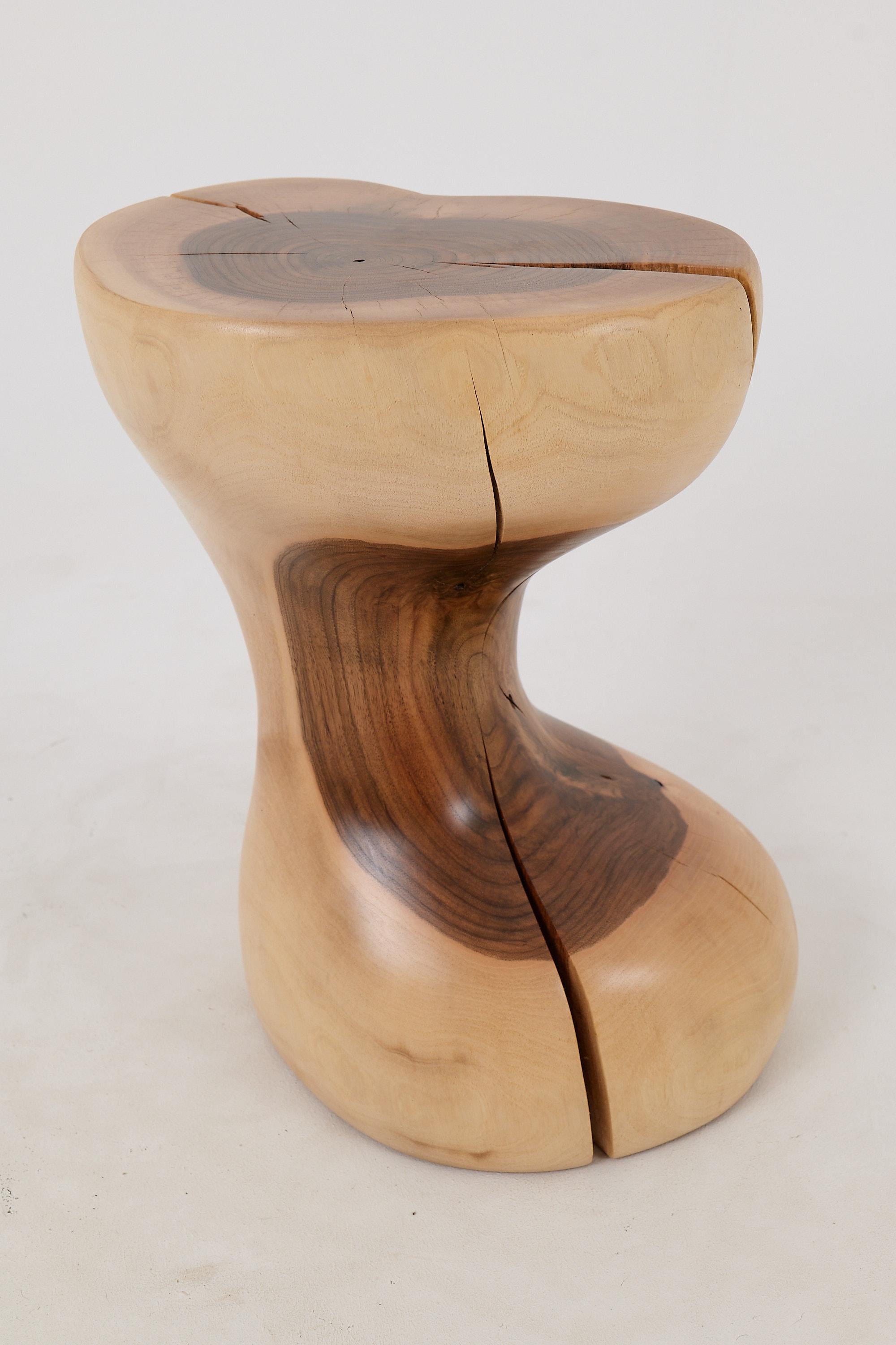 Logniture, Mesa Auxiliar Escultórica de Madera Maciza de Nogal, Original Diseño Contemporáneo Brutalista en venta
