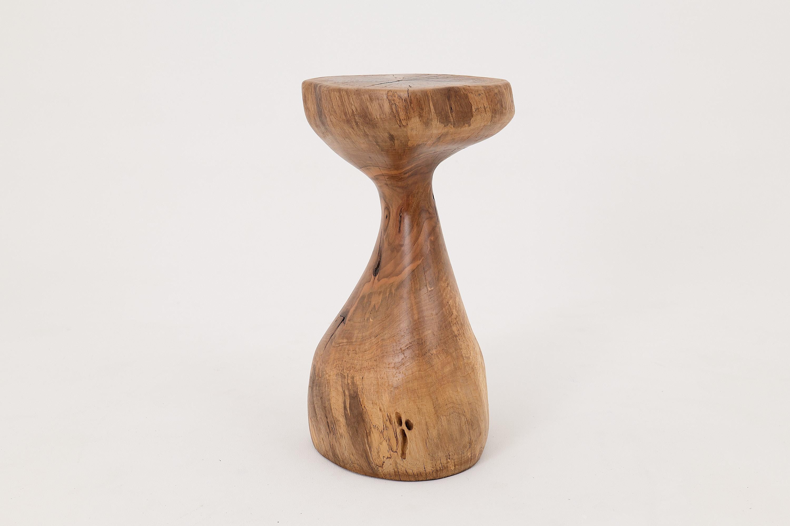 Logniture, Mesa Auxiliar Escultórica de Madera Maciza de Nogal, Original Diseño Contemporáneo Moderno orgánico en venta