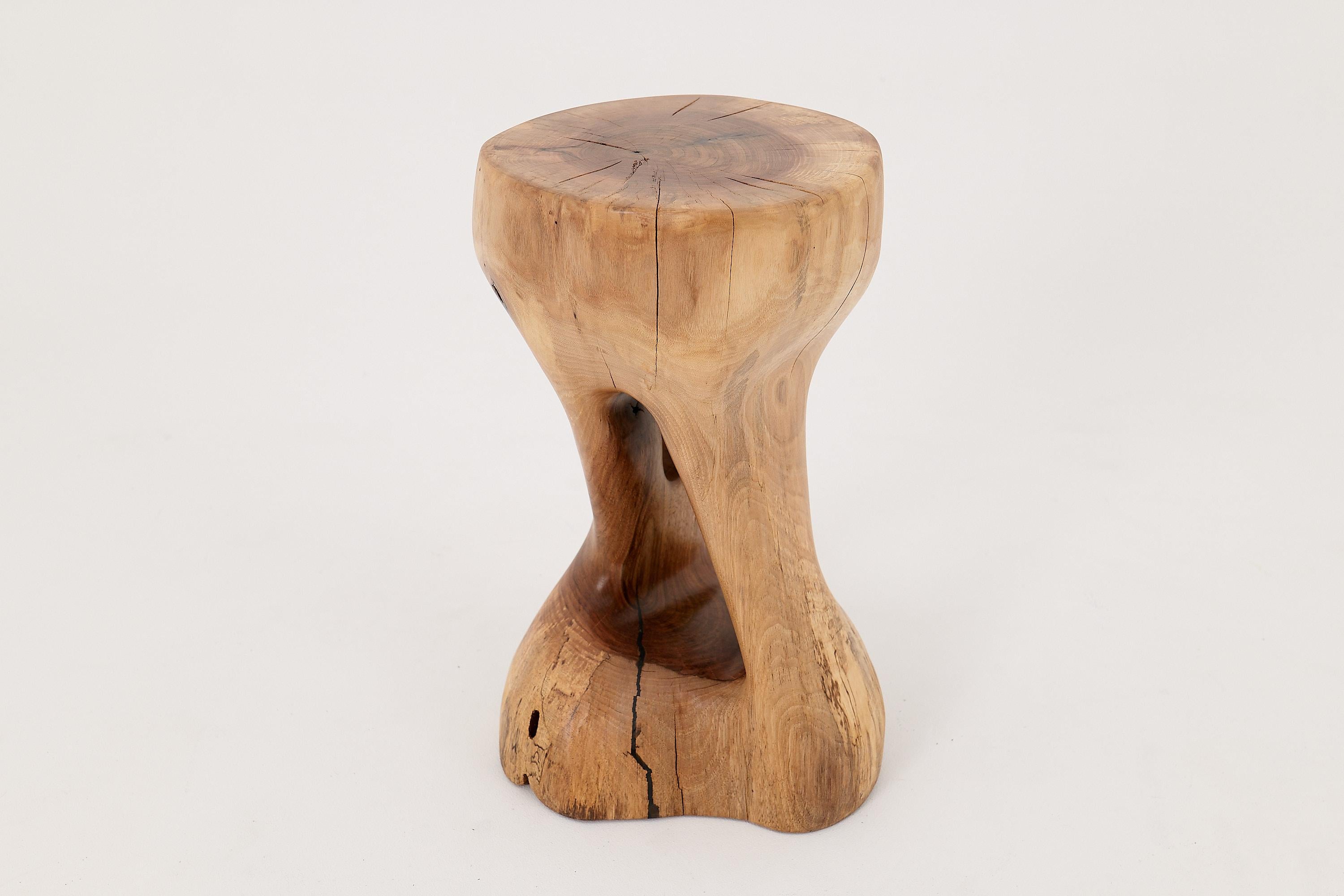 Organico moderno Logniture, Tavolino scultoreo in legno massiccio di noce, design contemporaneo originale in vendita