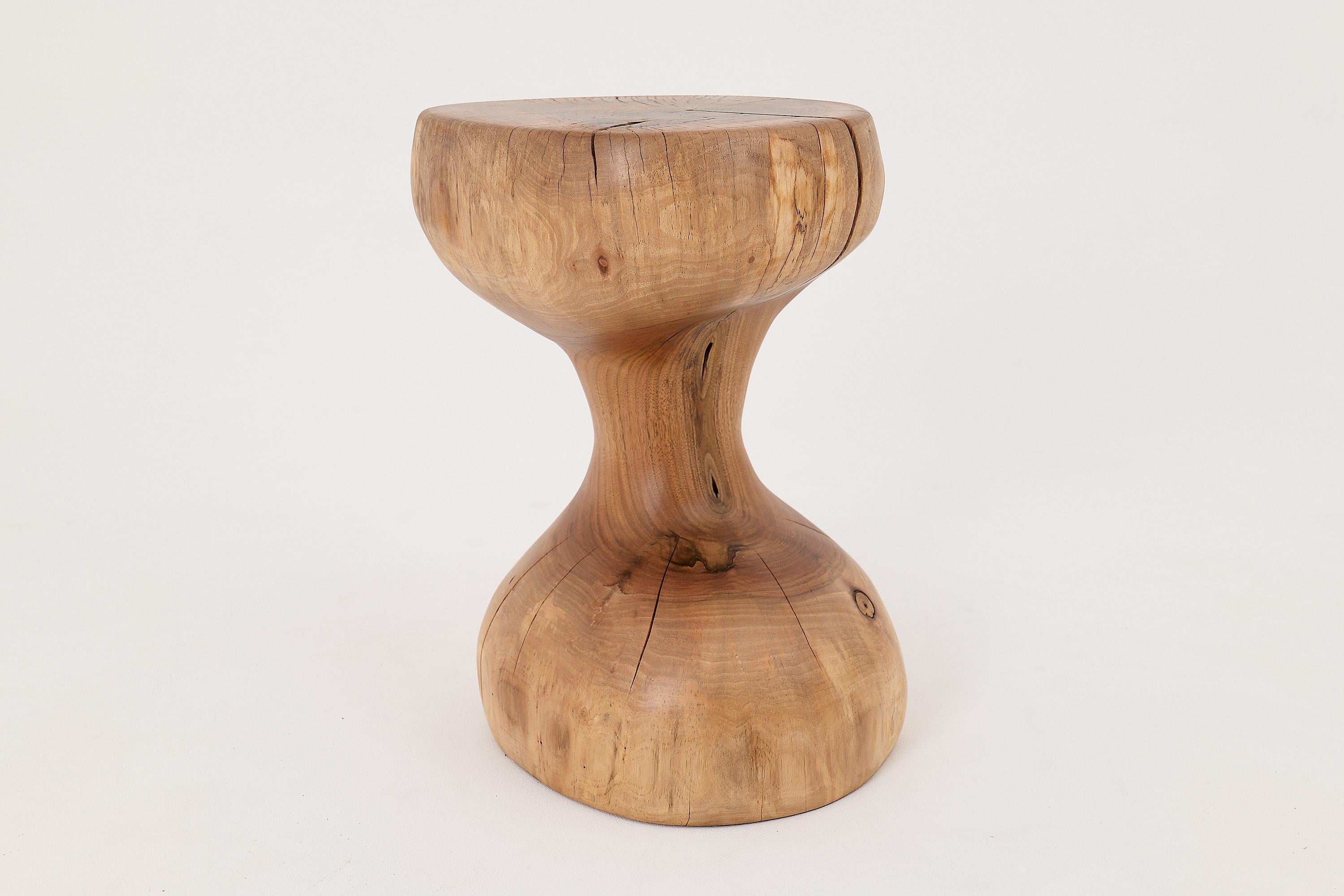 Logniture, Mesa Auxiliar Escultórica de Madera Maciza de Nogal, Original Diseño Contemporáneo Moderno orgánico en venta