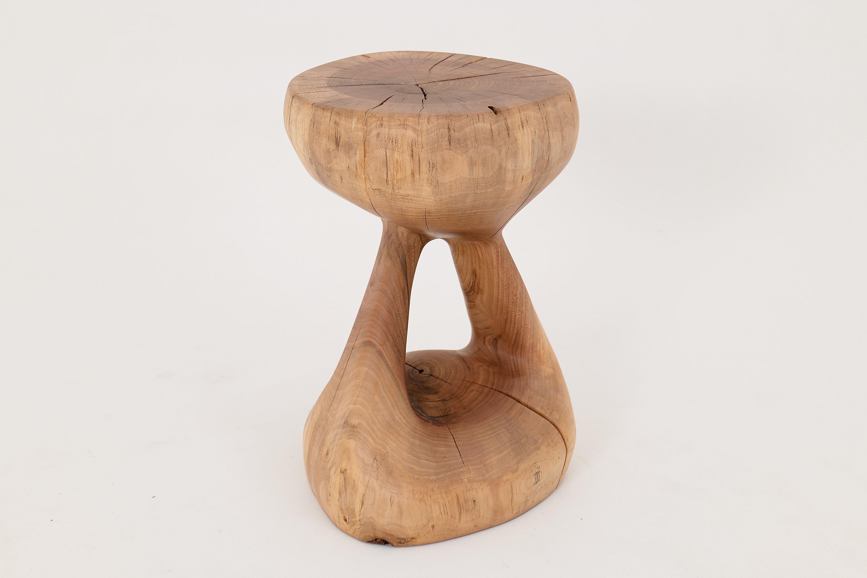 Logniture, Mesa Auxiliar Escultórica de Madera Maciza de Nogal, Original Diseño Contemporáneo Moderno orgánico en venta
