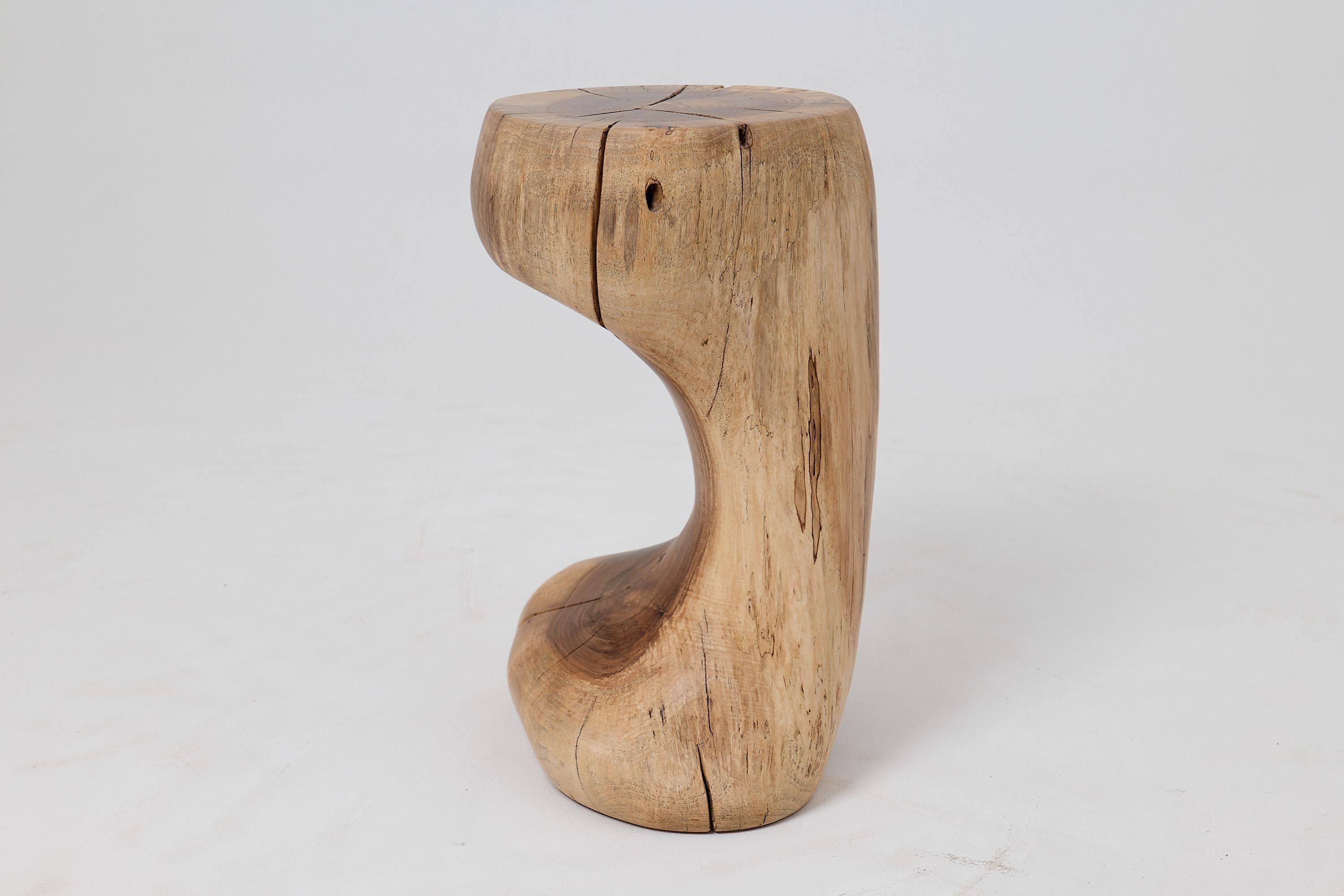 Organico moderno Logniture, Walnut Solid Wood Sculptural Side Table, Original Contemporary Design in vendita