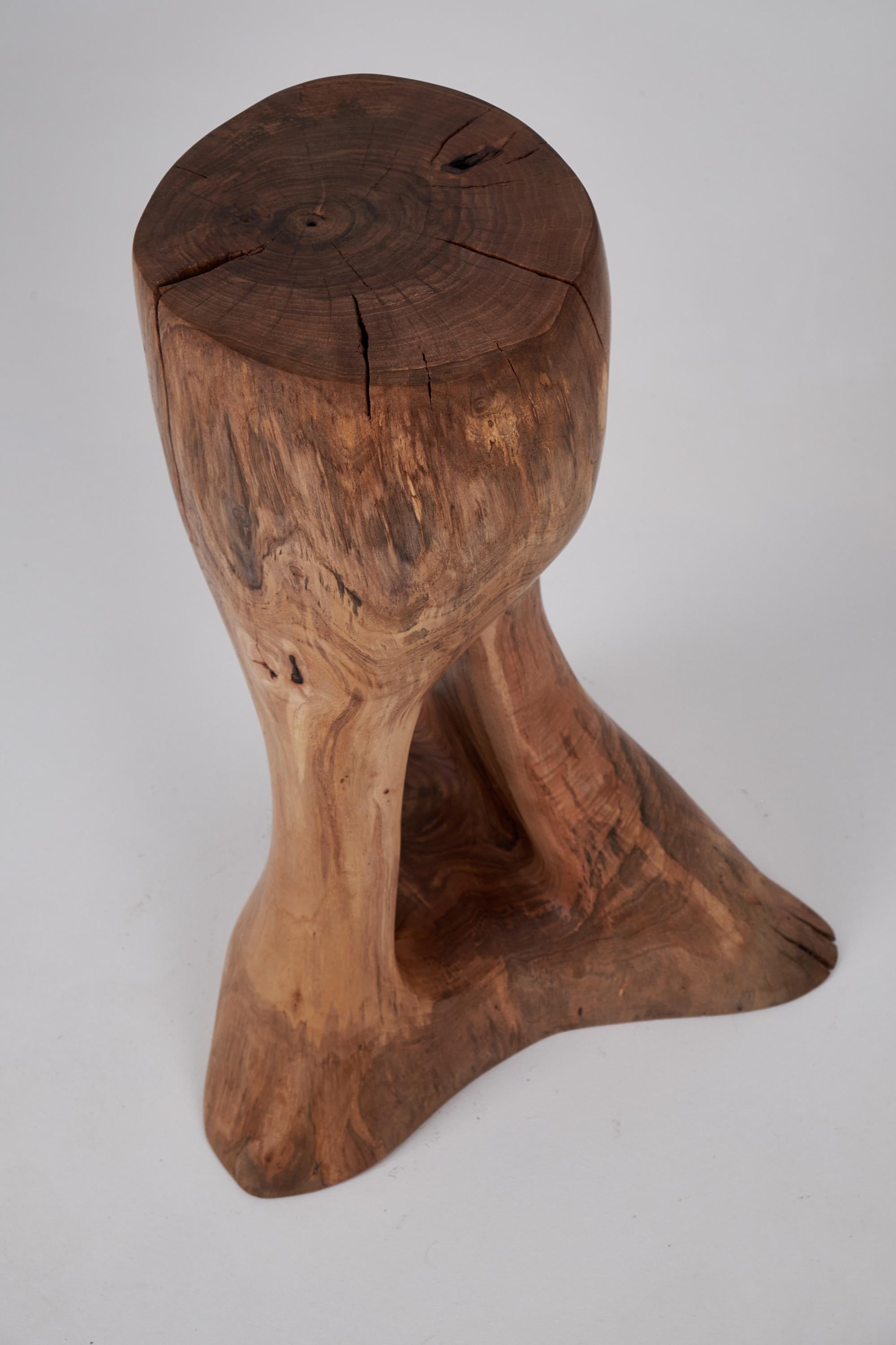 Logniture, Skulpturaler Beistelltisch aus massivem Walnussholz, Original Contemporary Design (Kroatisch) im Angebot