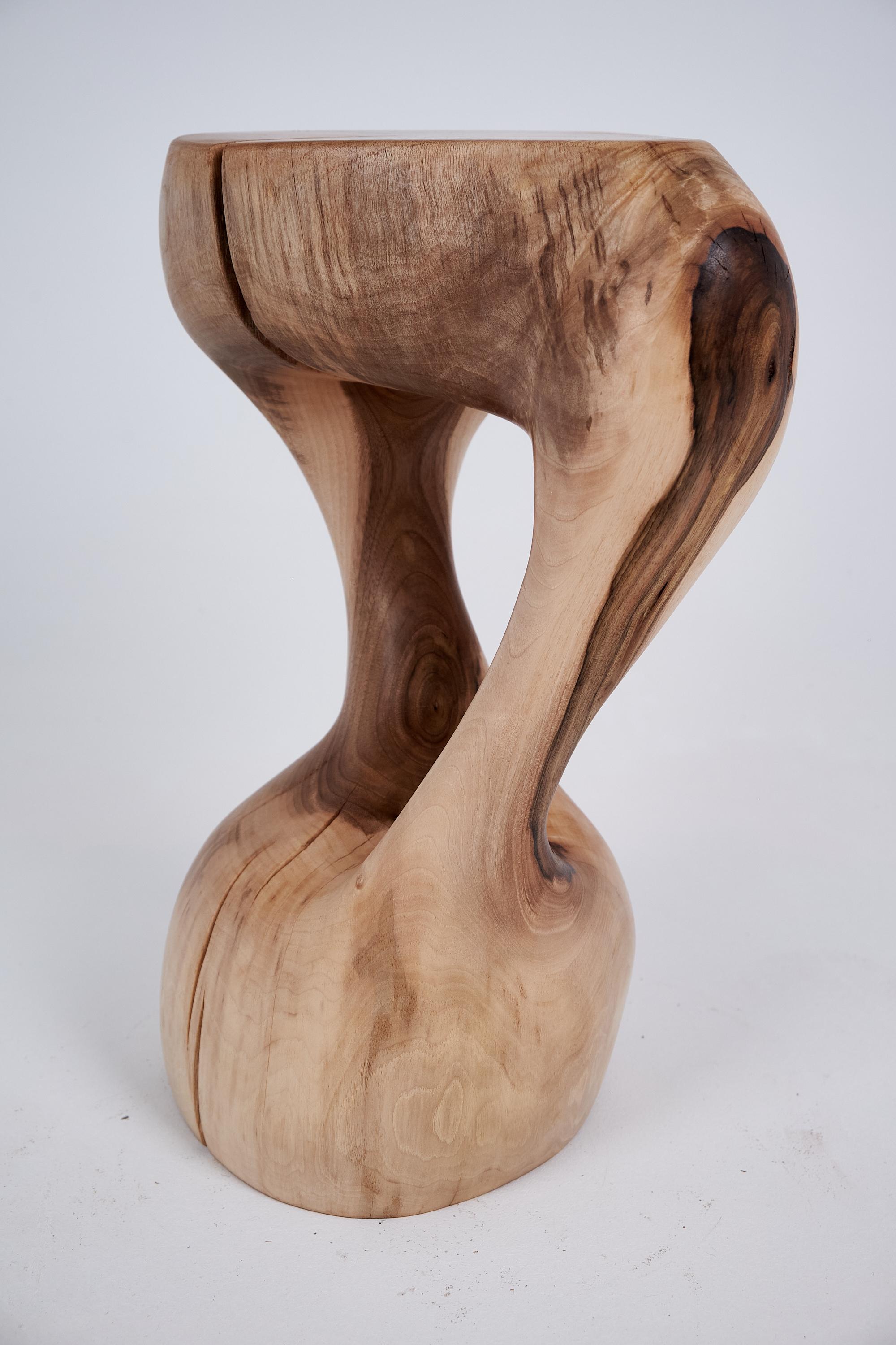 Logniture, Mesa Auxiliar Escultórica de Madera Maciza de Nogal, Original Diseño Contemporáneo Croata