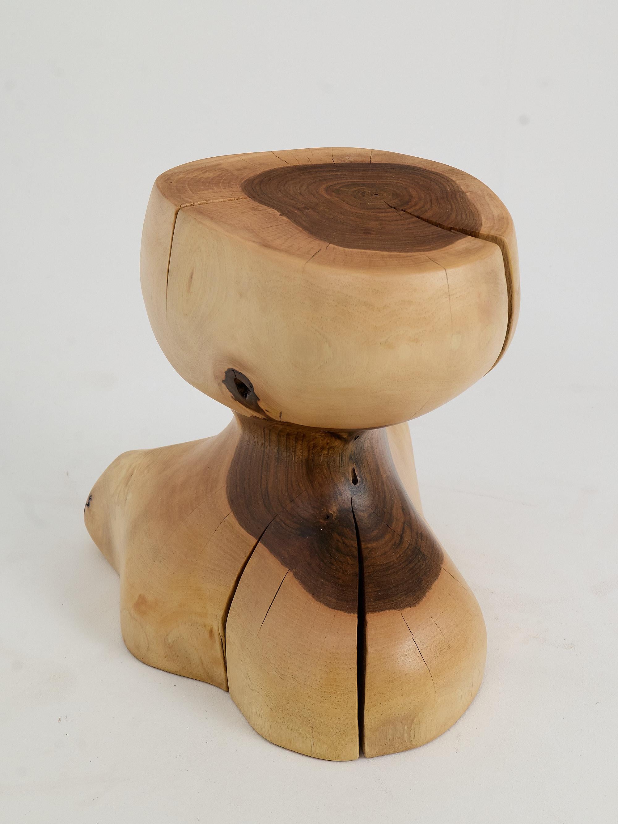 Logniture, Mesa Auxiliar Escultórica de Madera Maciza de Nogal, Original Diseño Contemporáneo Croata en venta