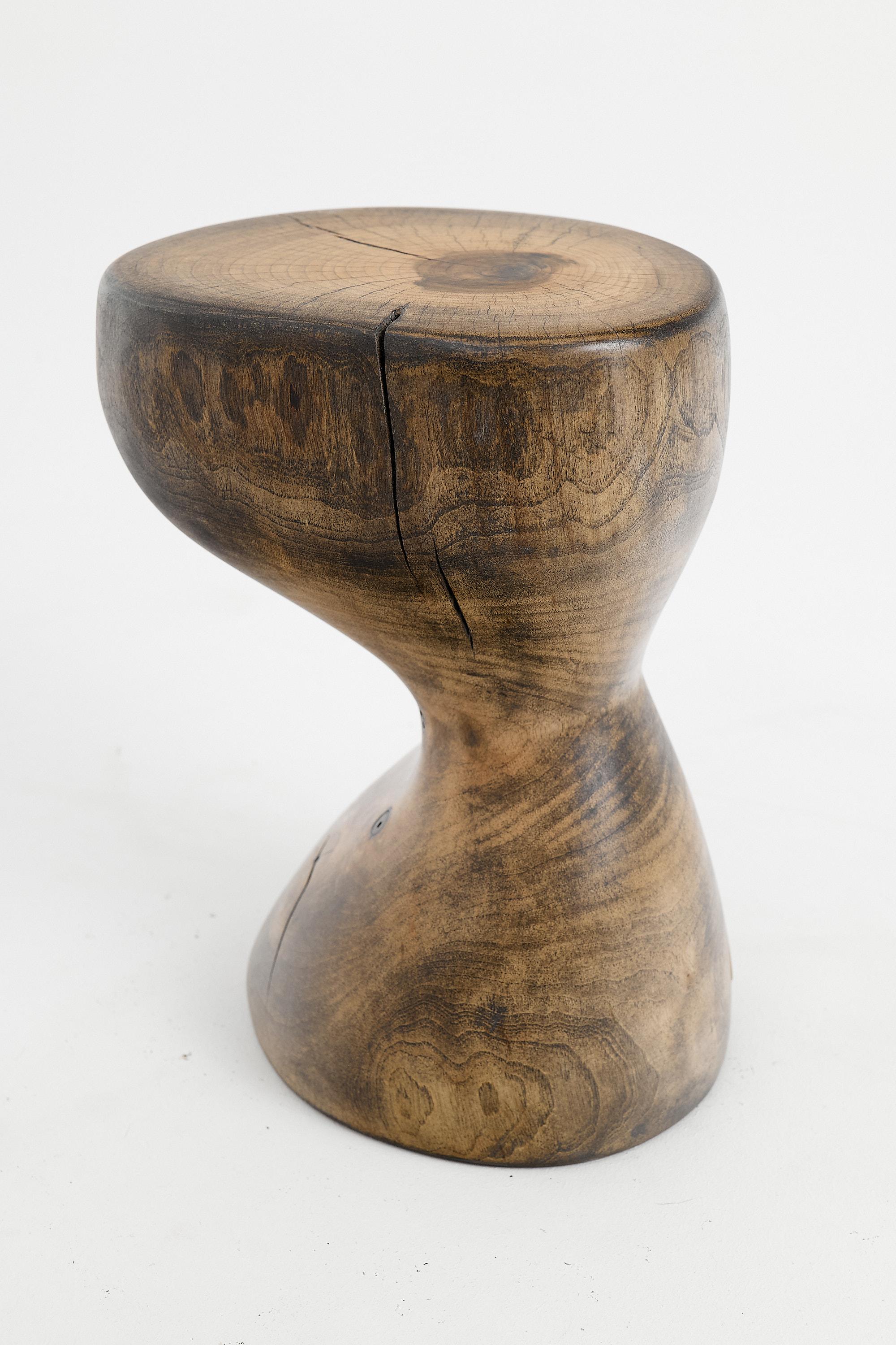 Logniture, Mesa Auxiliar Escultórica de Madera Maciza de Nogal, Original Diseño Contemporáneo Croata en venta