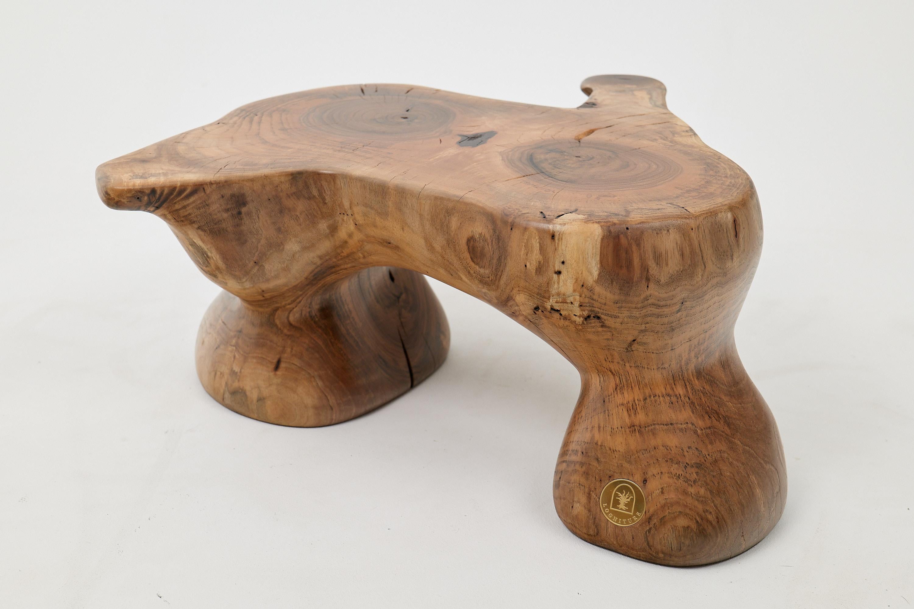 Logniture, Mesa Auxiliar Escultórica de Madera Maciza de Nogal, Original Diseño Contemporáneo Croata en venta