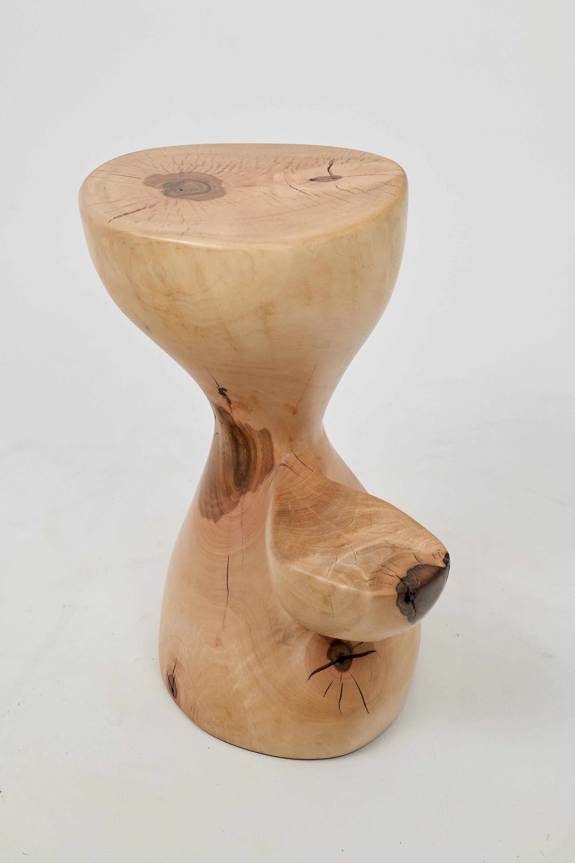 Logniture, Mesa Auxiliar Escultórica de Madera Maciza de Nogal, Original Diseño Contemporáneo Croata en venta