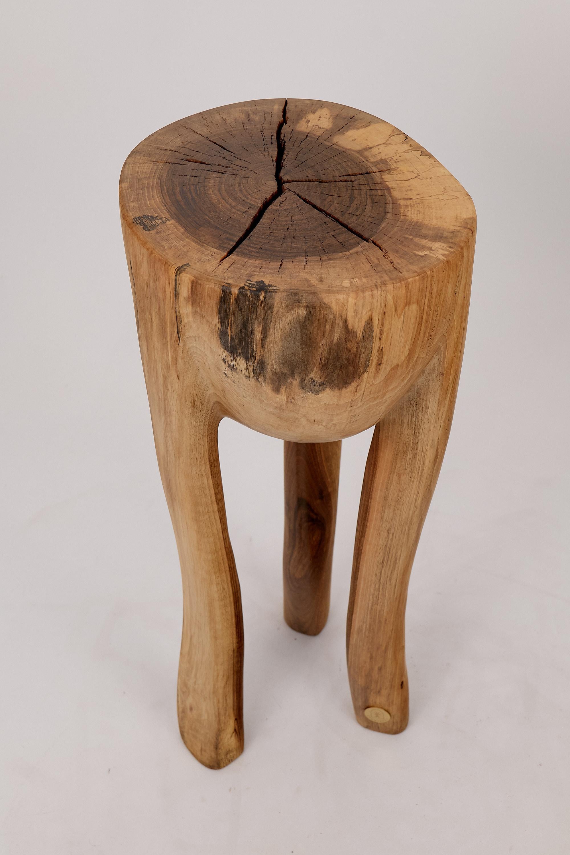 Logniture, Skulpturaler Beistelltisch aus massivem Walnussholz, Original Contemporary Design (Kroatisch) im Angebot