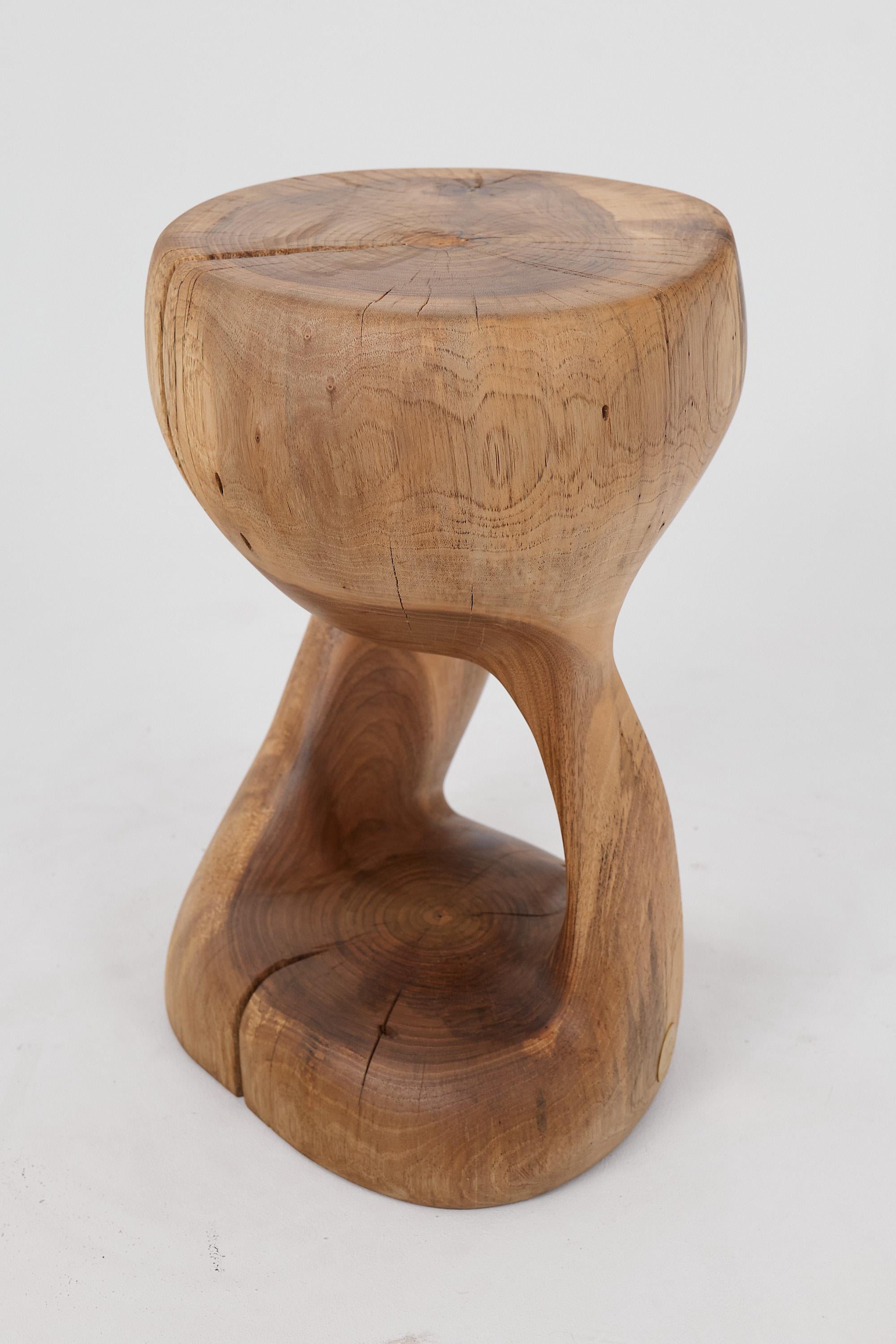 Logniture, Mesa Auxiliar Escultórica de Madera Maciza de Nogal, Original Diseño Contemporáneo Croata