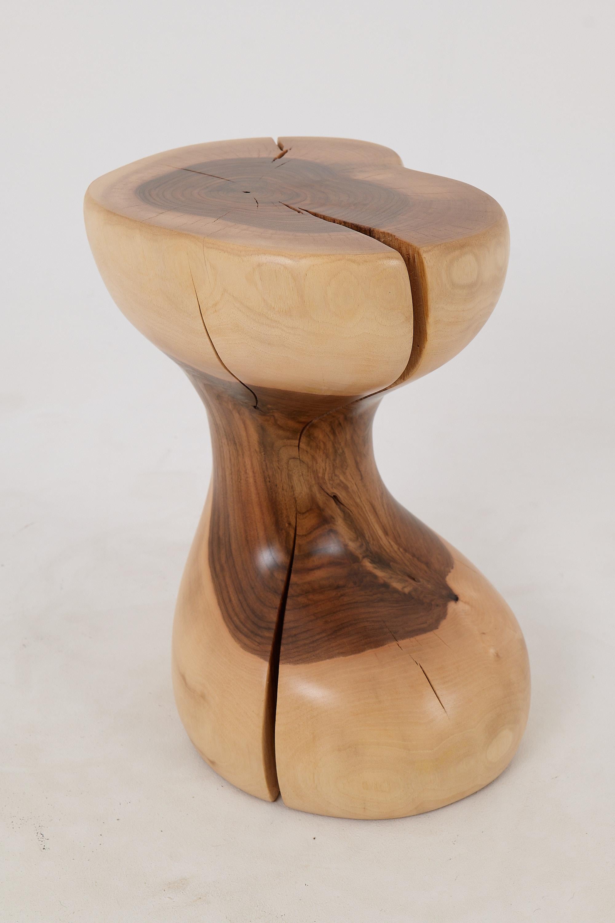 Logniture, Mesa Auxiliar Escultórica de Madera Maciza de Nogal, Original Diseño Contemporáneo Croata en venta