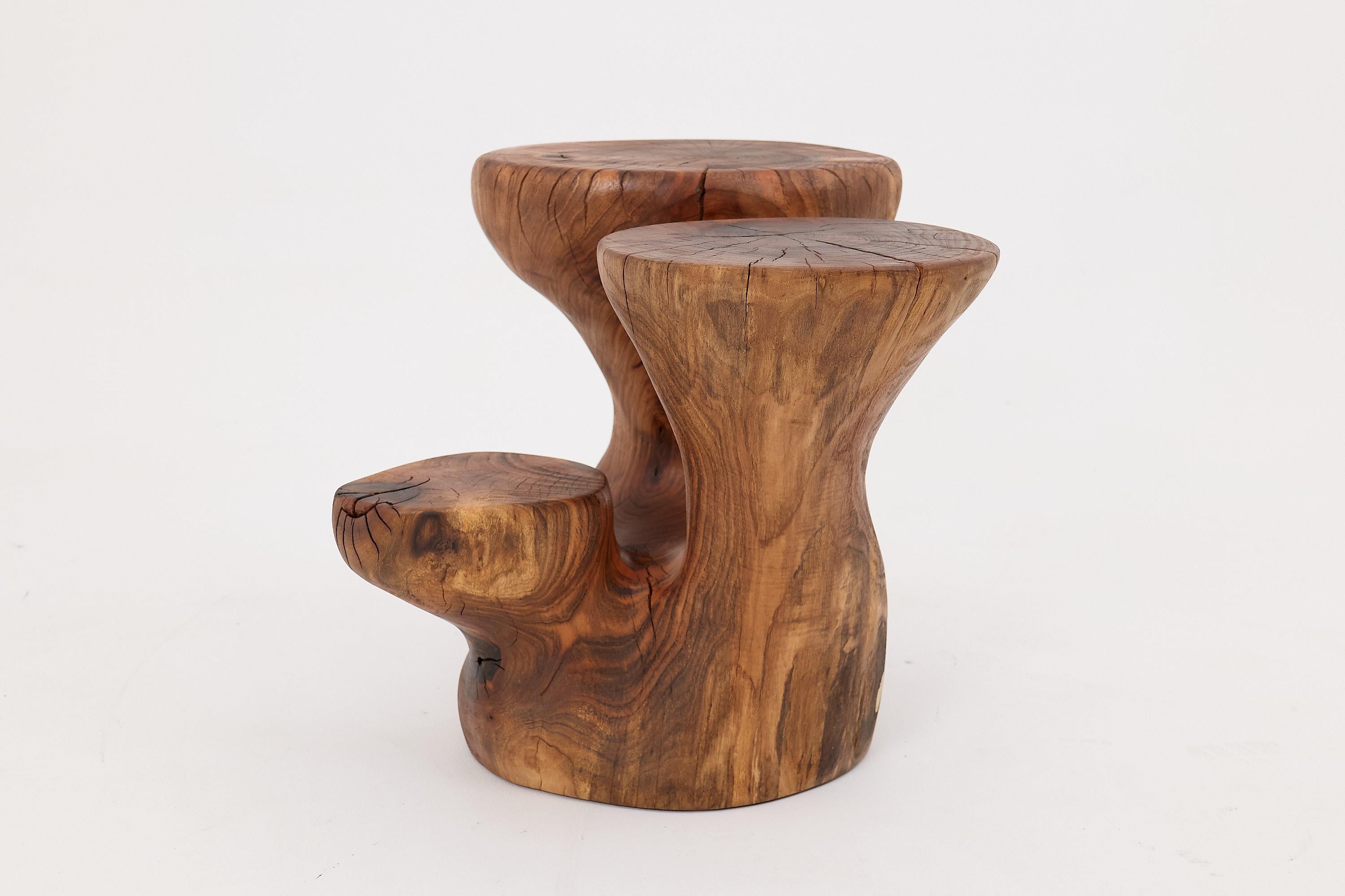 Croate Logniture, table d'appoint sculpturale en bois massif de noyer, design contemporain original en vente