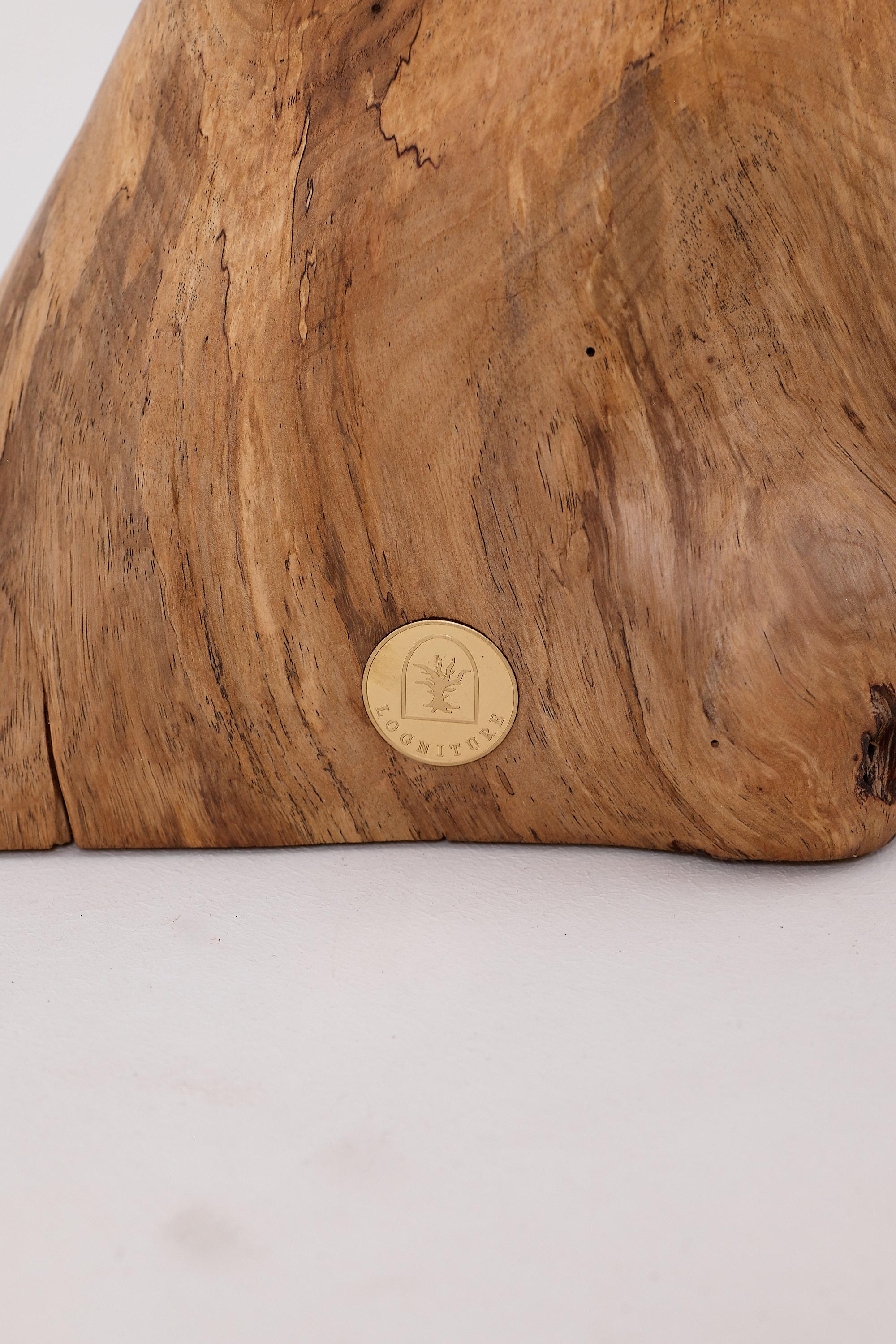 Croate Logniture, table d'appoint sculpturale en bois massif de noyer, design contemporain original en vente
