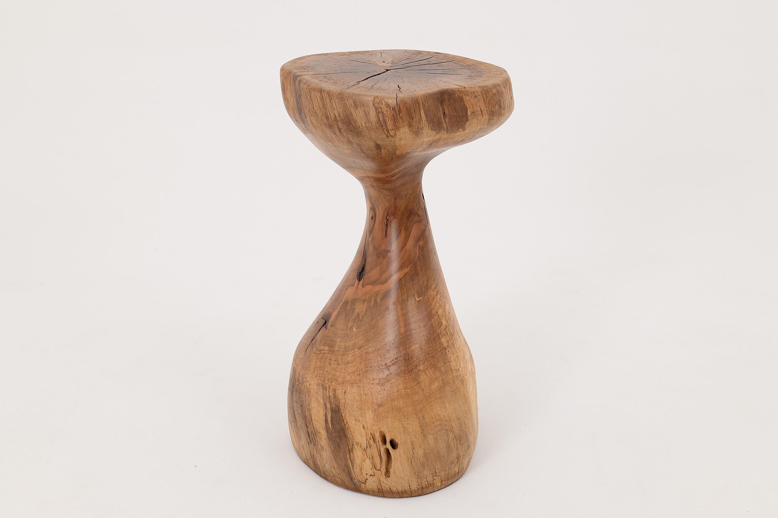 Logniture, Mesa Auxiliar Escultórica de Madera Maciza de Nogal, Original Diseño Contemporáneo Croata en venta