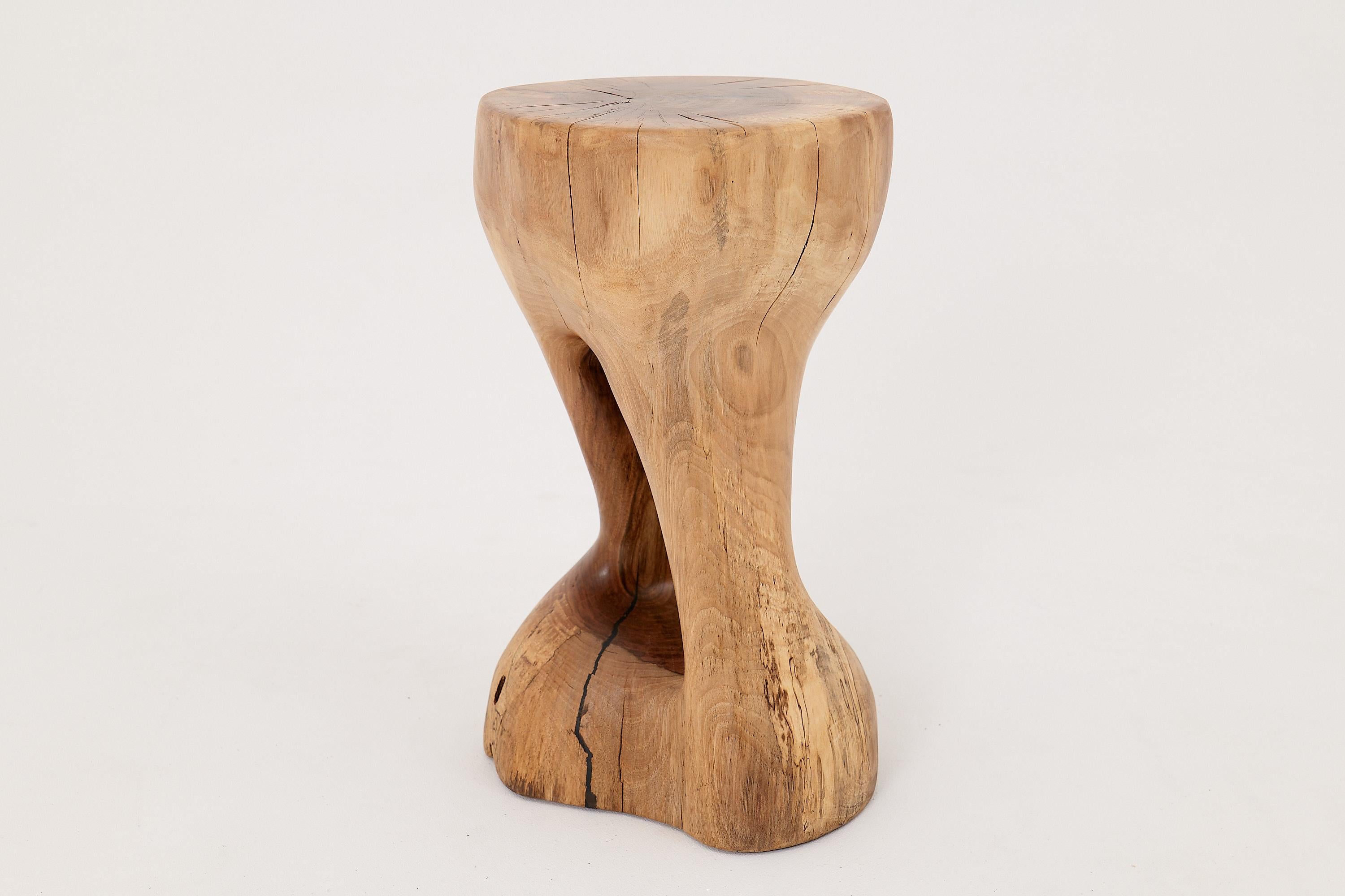 Croato Logniture, Tavolino scultoreo in legno massiccio di noce, design contemporaneo originale in vendita