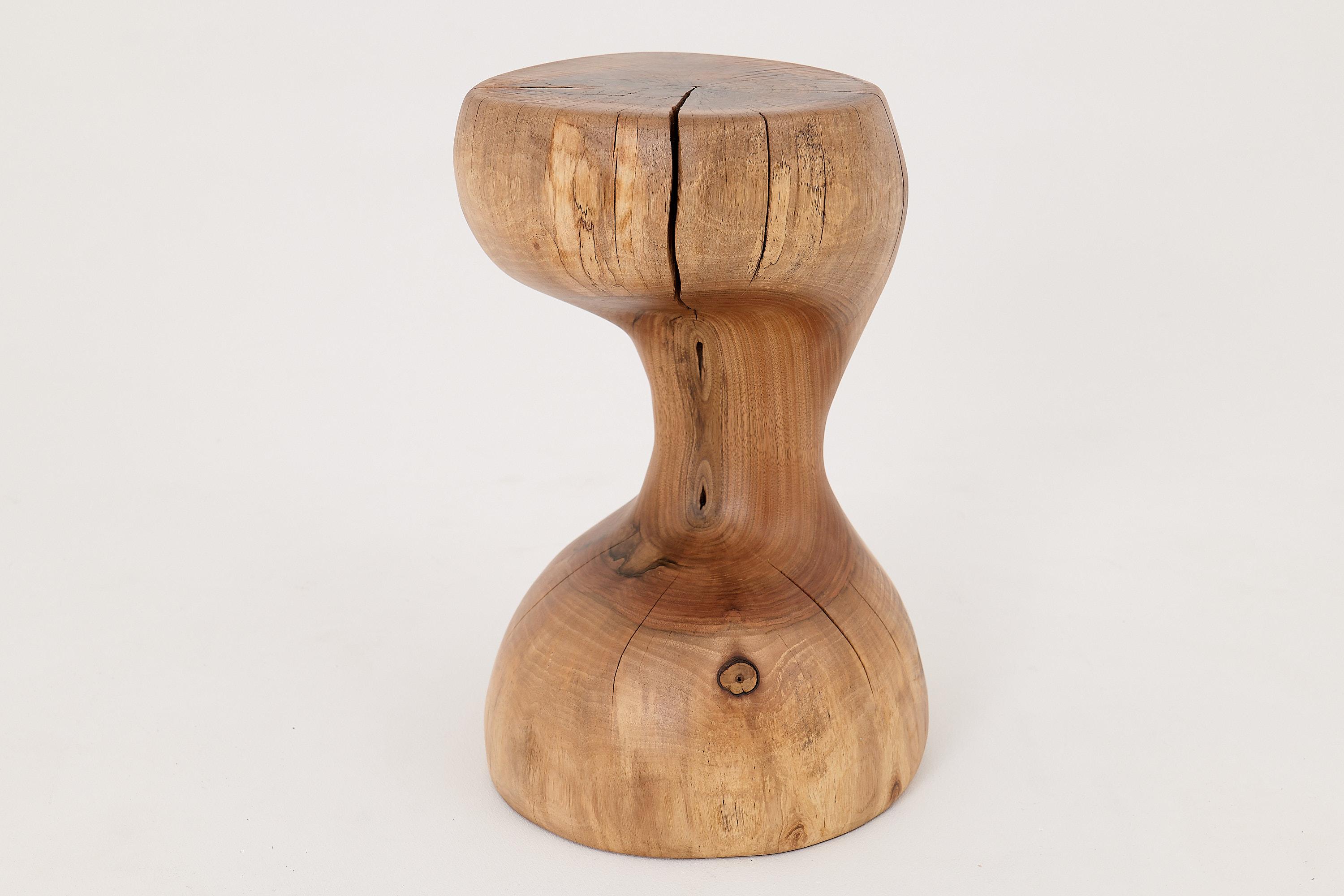 Logniture, Mesa Auxiliar Escultórica de Madera Maciza de Nogal, Original Diseño Contemporáneo Croata en venta