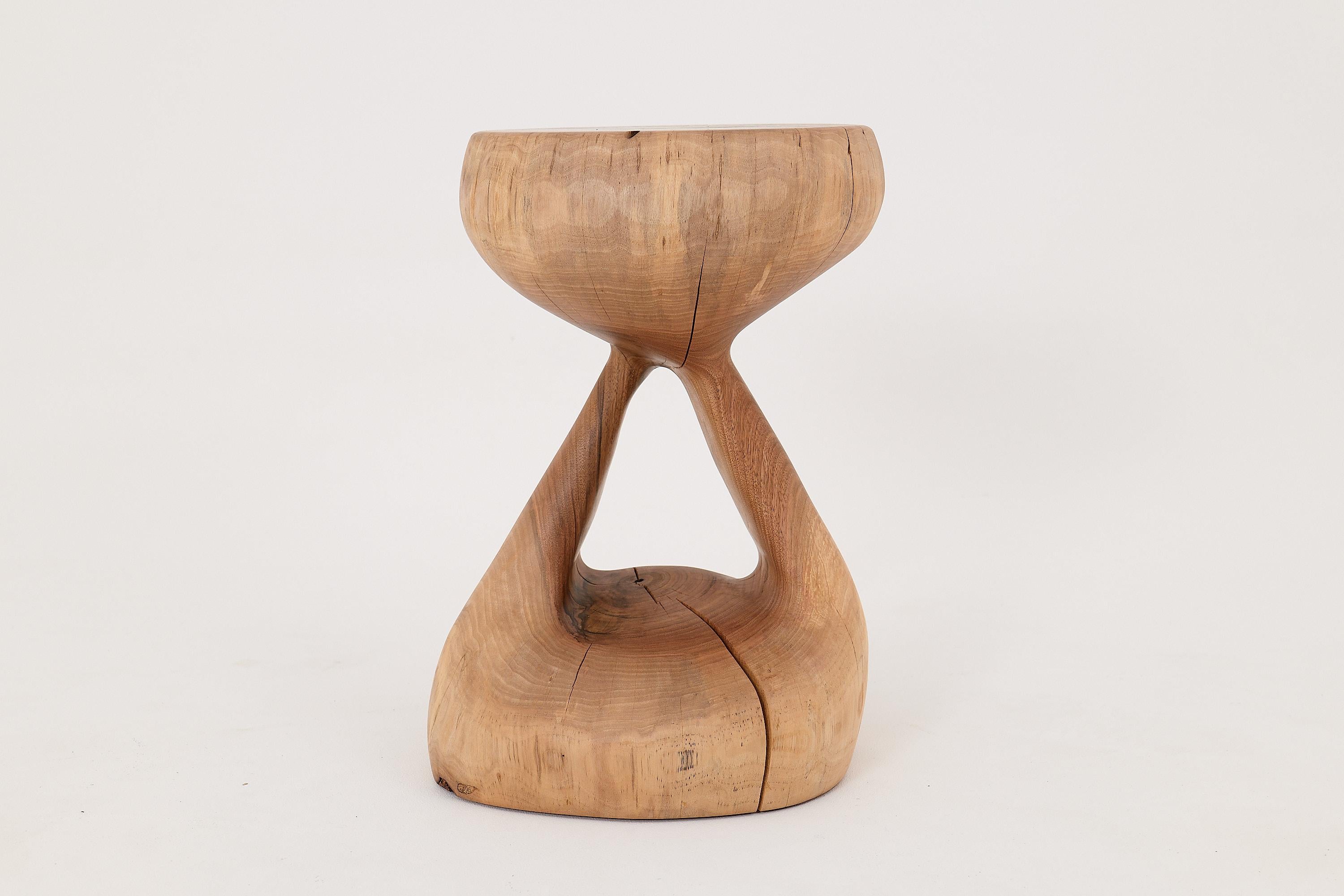 Logniture, Mesa Auxiliar Escultórica de Madera Maciza de Nogal, Original Diseño Contemporáneo Croata en venta