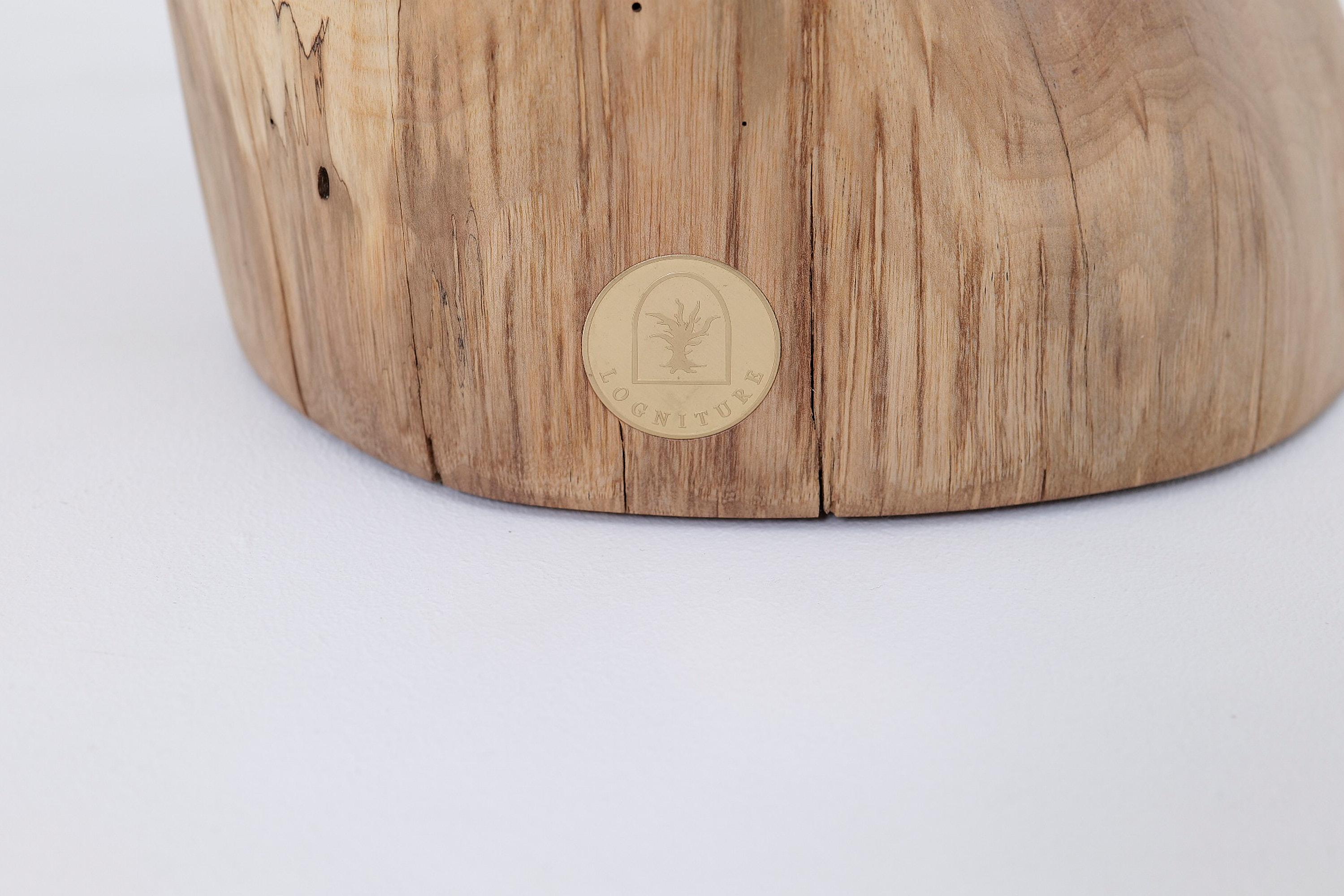 Croate Logniture, table d'appoint sculpturale en bois massif de noyer, design contemporain original en vente