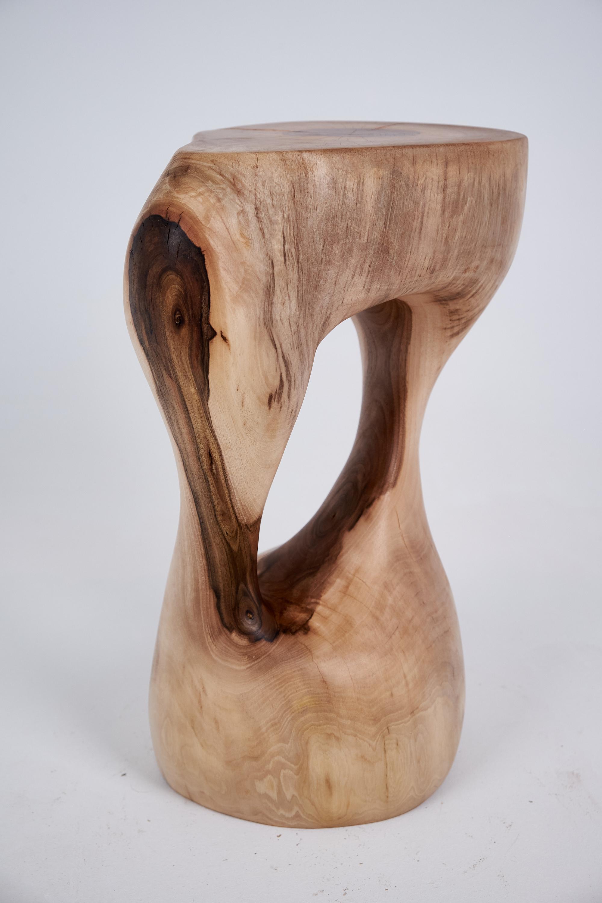Logniture, Mesa Auxiliar Escultórica de Madera Maciza de Nogal, Original Diseño Contemporáneo Tallado
