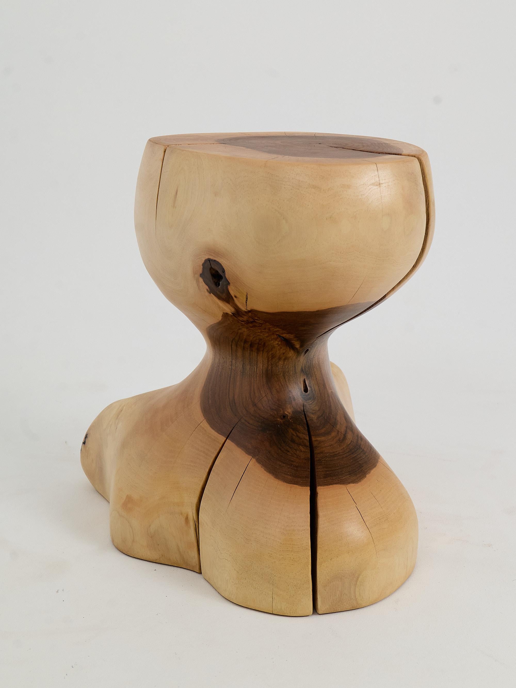 Logniture, Mesa Auxiliar Escultórica de Madera Maciza de Nogal, Original Diseño Contemporáneo Tallado en venta