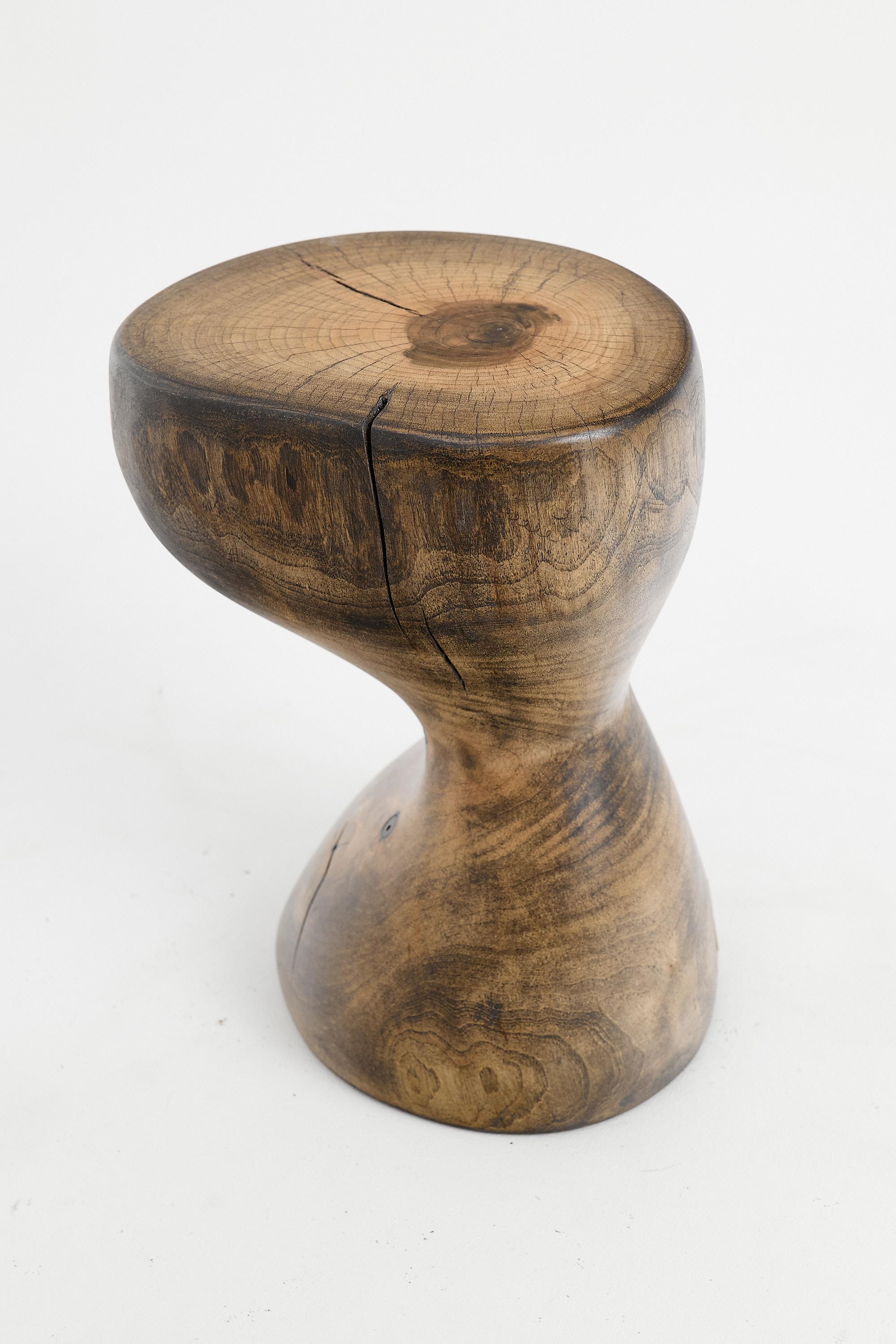 Logniture, Mesa Auxiliar Escultórica de Madera Maciza de Nogal, Original Diseño Contemporáneo Tallado en venta