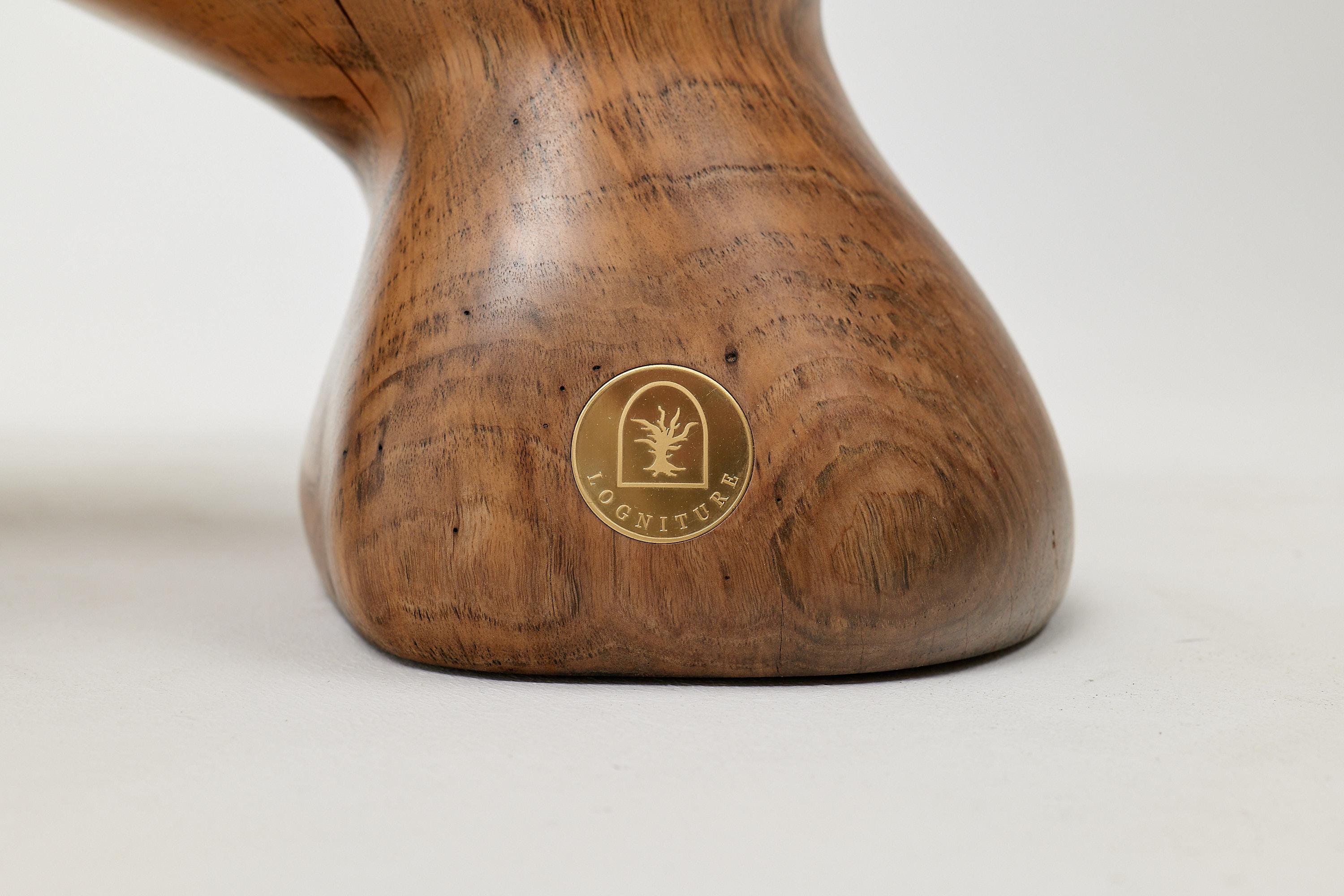 Logniture, Mesa Auxiliar Escultórica de Madera Maciza de Nogal, Original Diseño Contemporáneo Tallado en venta