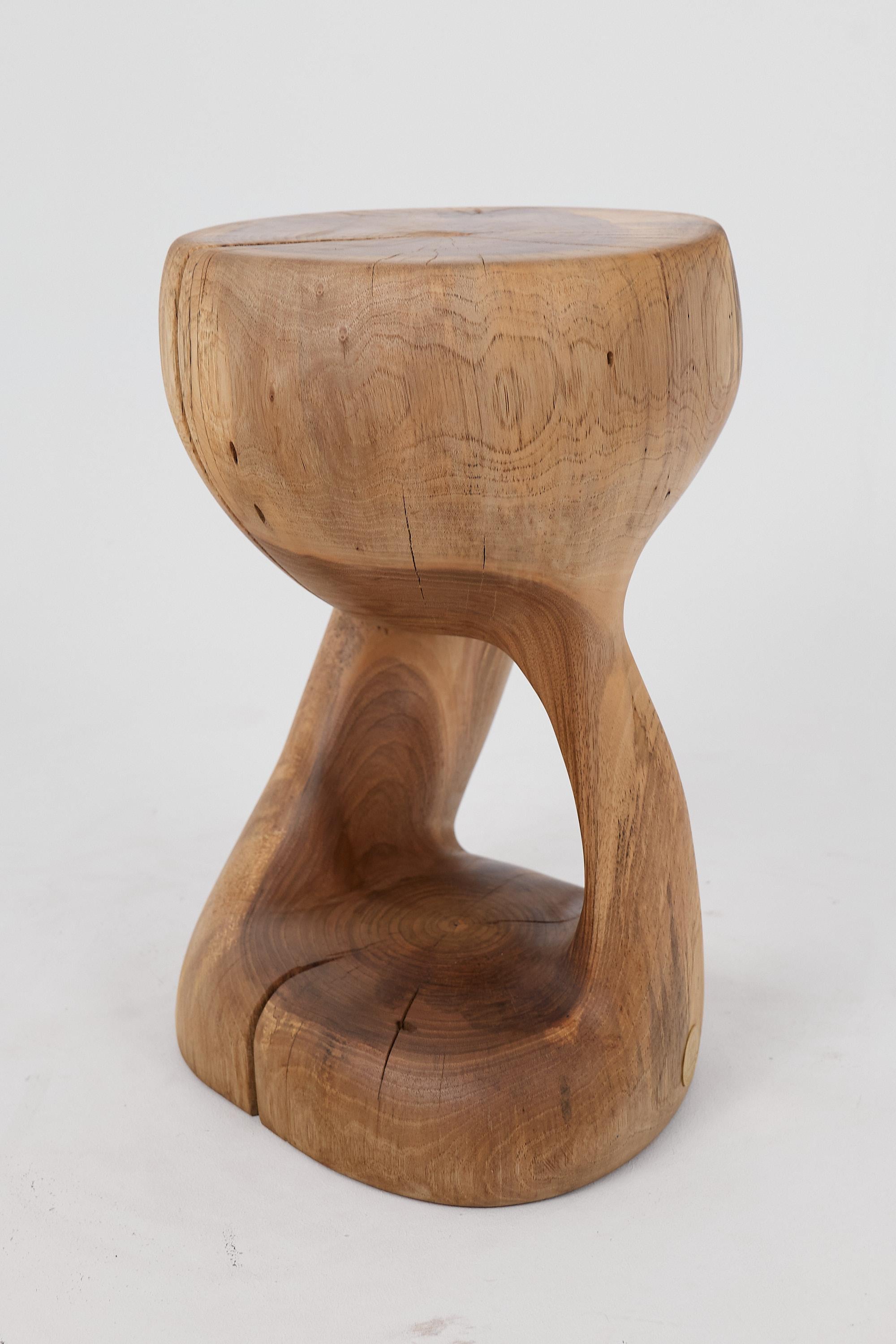 Logniture, Mesa Auxiliar Escultórica de Madera Maciza de Nogal, Original Diseño Contemporáneo Tallado