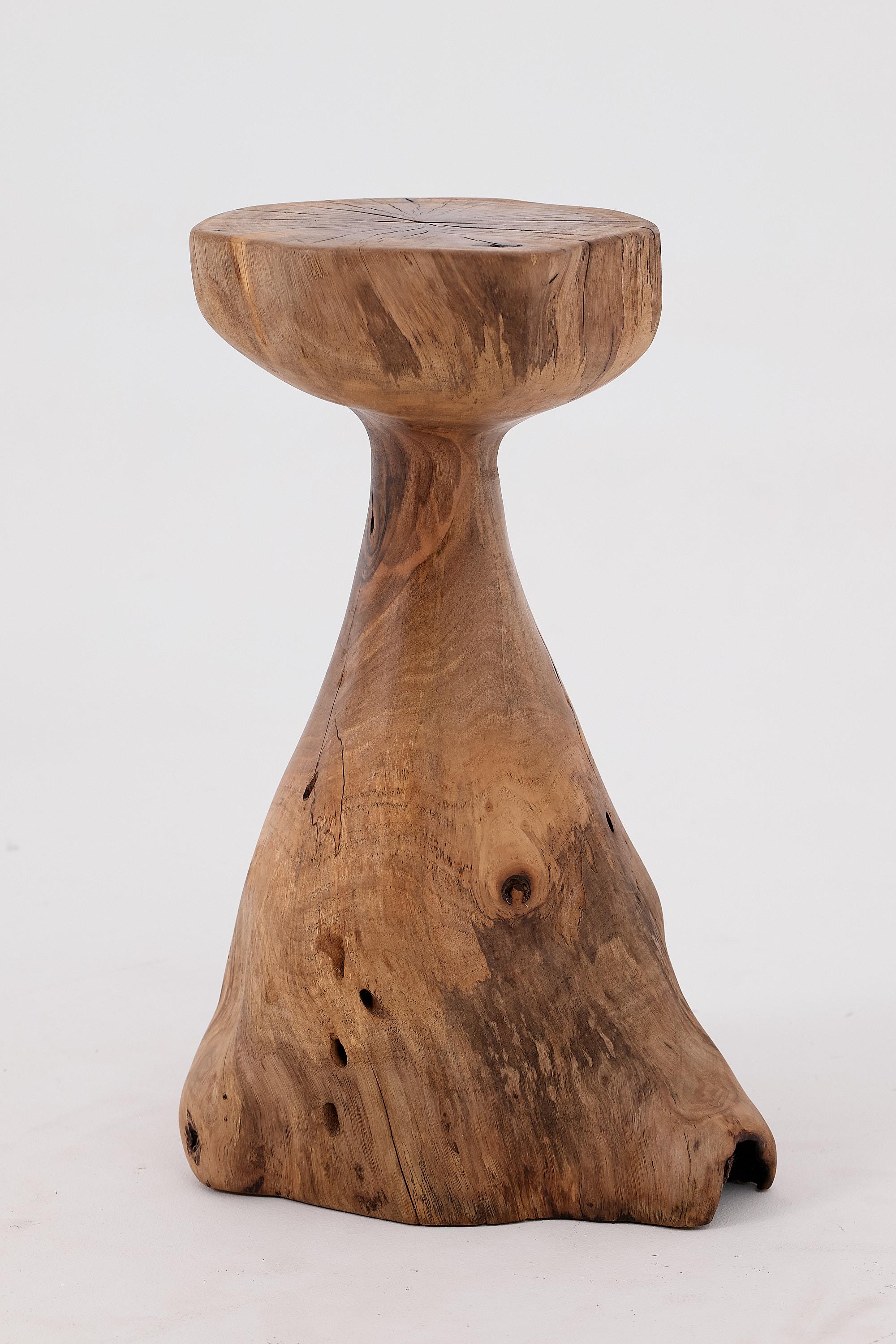 Sculpté Logniture, table d'appoint sculpturale en bois massif de noyer, design contemporain original en vente