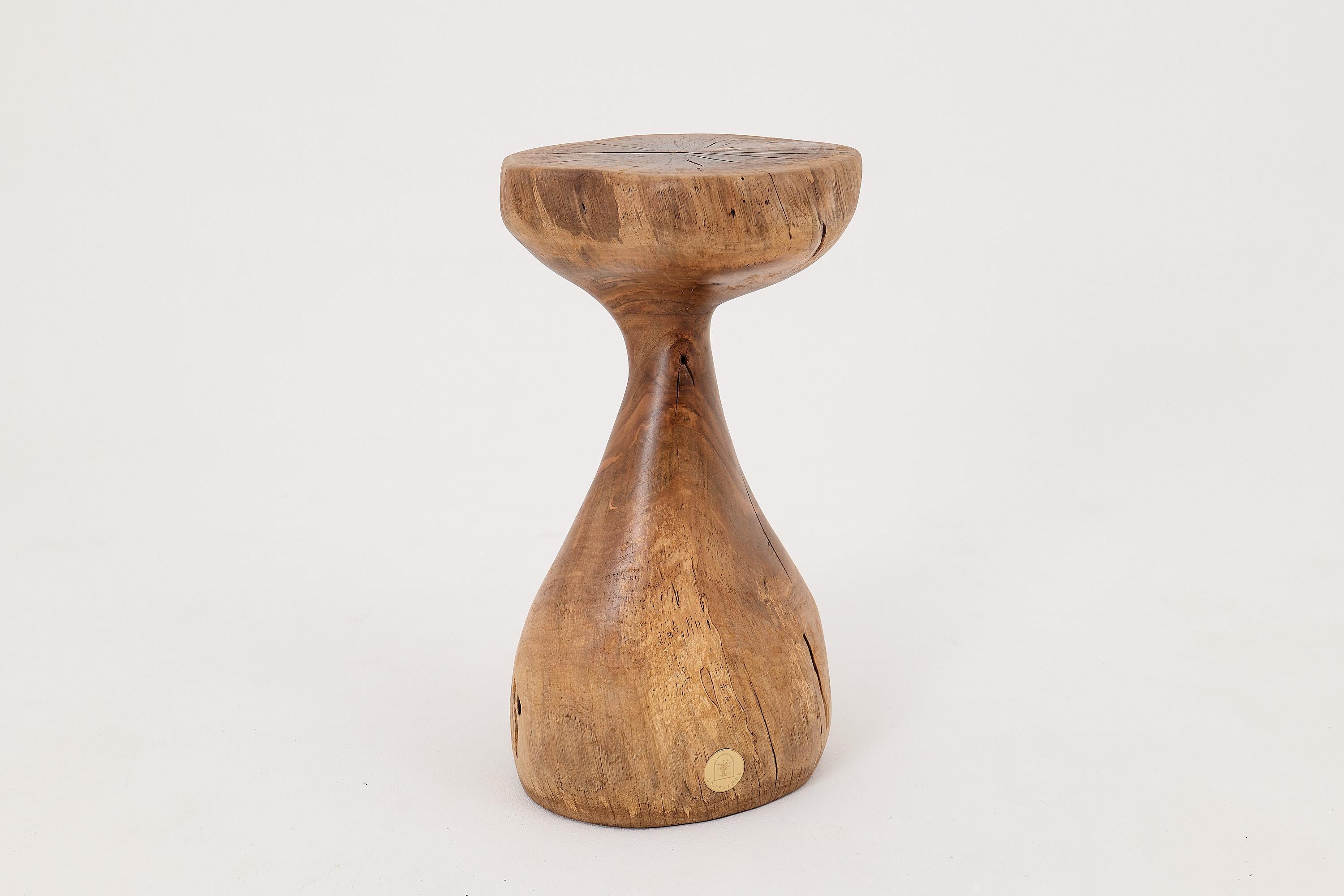 Logniture, Mesa Auxiliar Escultórica de Madera Maciza de Nogal, Original Diseño Contemporáneo Tallado en venta