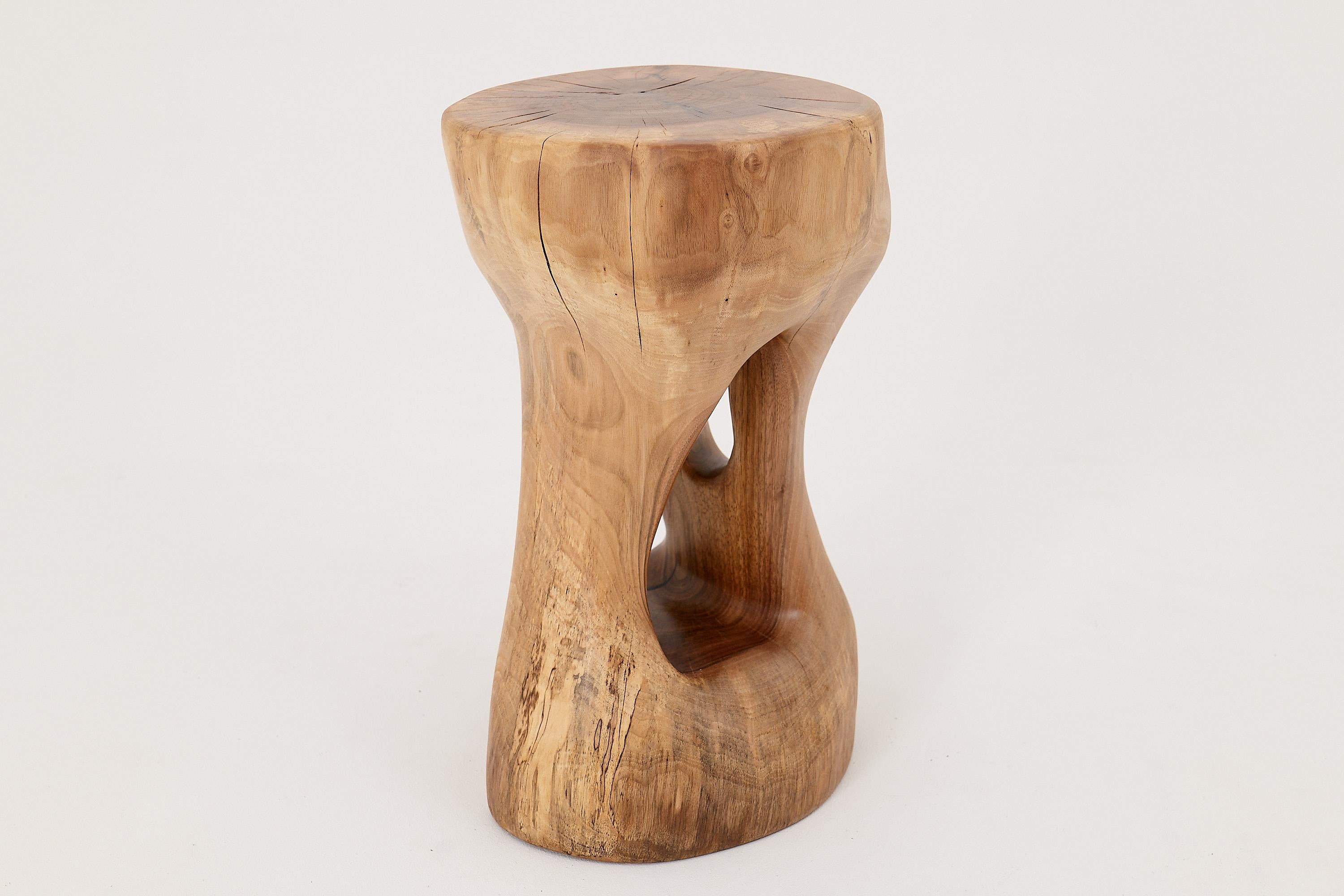 Intagliato Logniture, Tavolino scultoreo in legno massiccio di noce, design contemporaneo originale in vendita