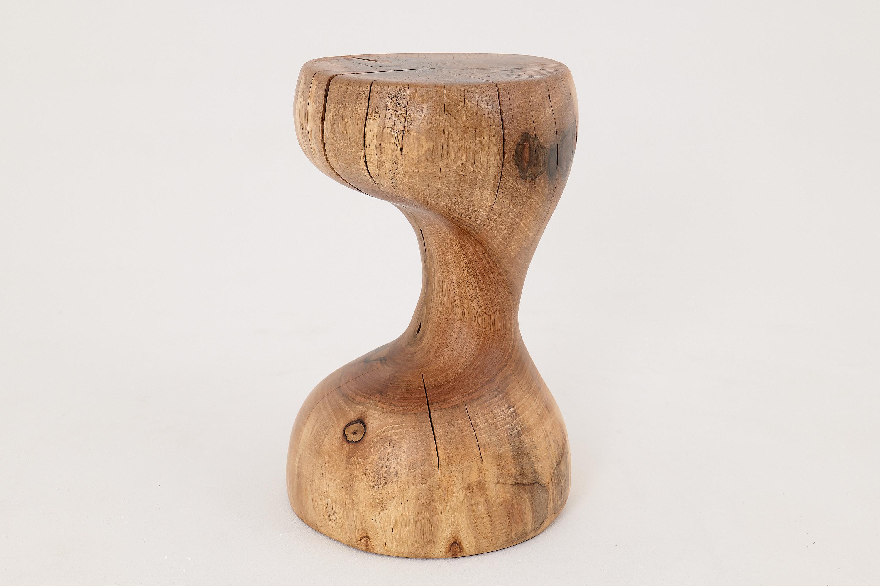 Logniture, Mesa Auxiliar Escultórica de Madera Maciza de Nogal, Original Diseño Contemporáneo Tallado en venta